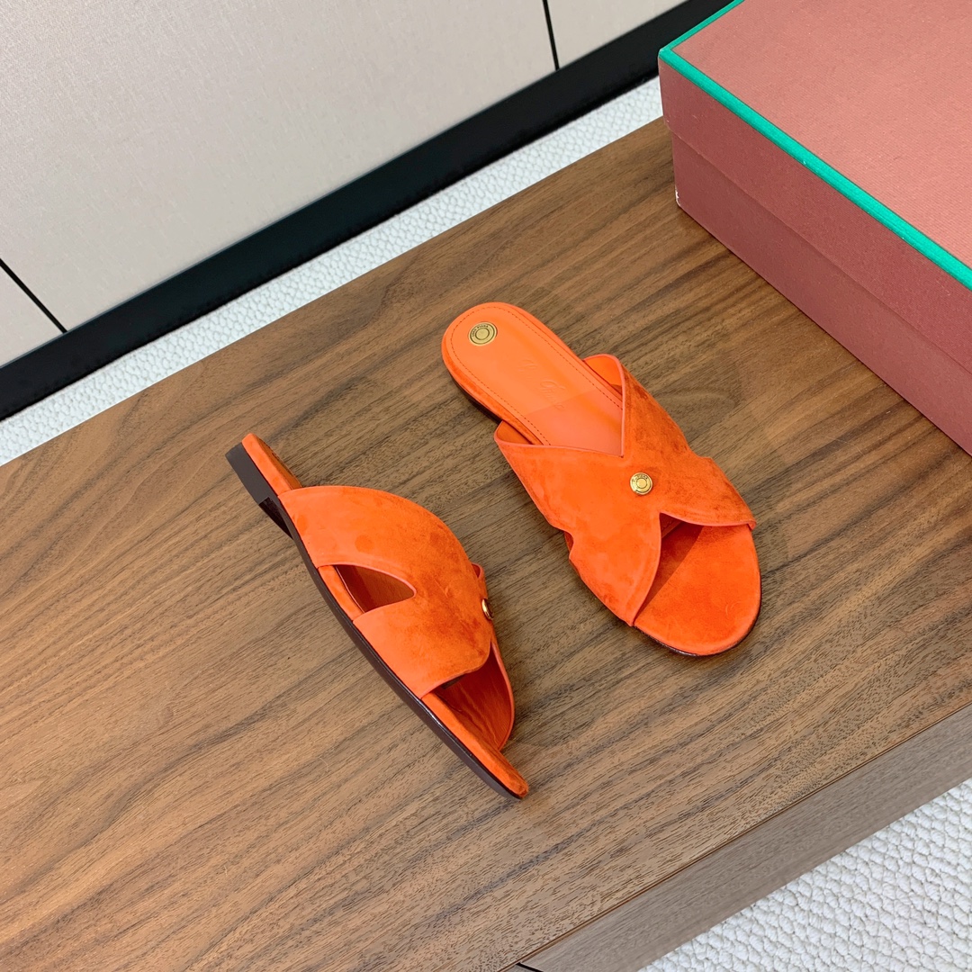 【Loro Piana】经典复古绝美平底拖鞋。简约即时髦、松弛的高级感。感受夏日感高级穿搭。面料羊京，内
