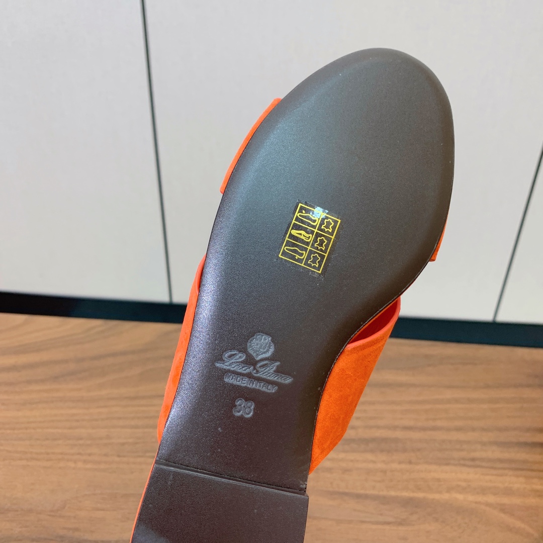 【Loro Piana】经典复古绝美平底拖鞋。简约即时髦、松弛的高级感。感受夏日感高级穿搭。面料羊京，内