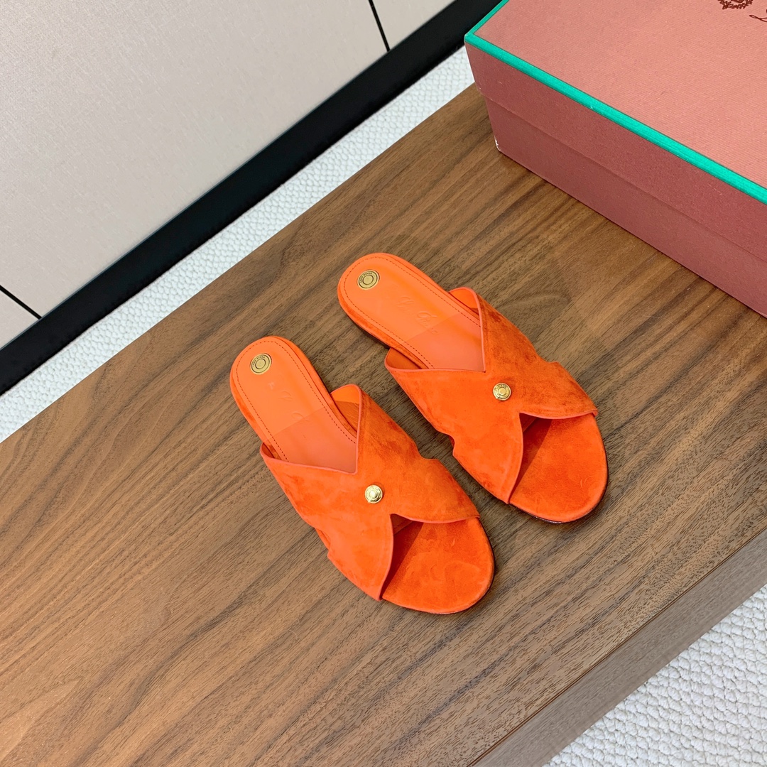 【Loro Piana】经典复古绝美平底拖鞋。简约即时髦、松弛的高级感。感受夏日感高级穿搭。面料羊京，内