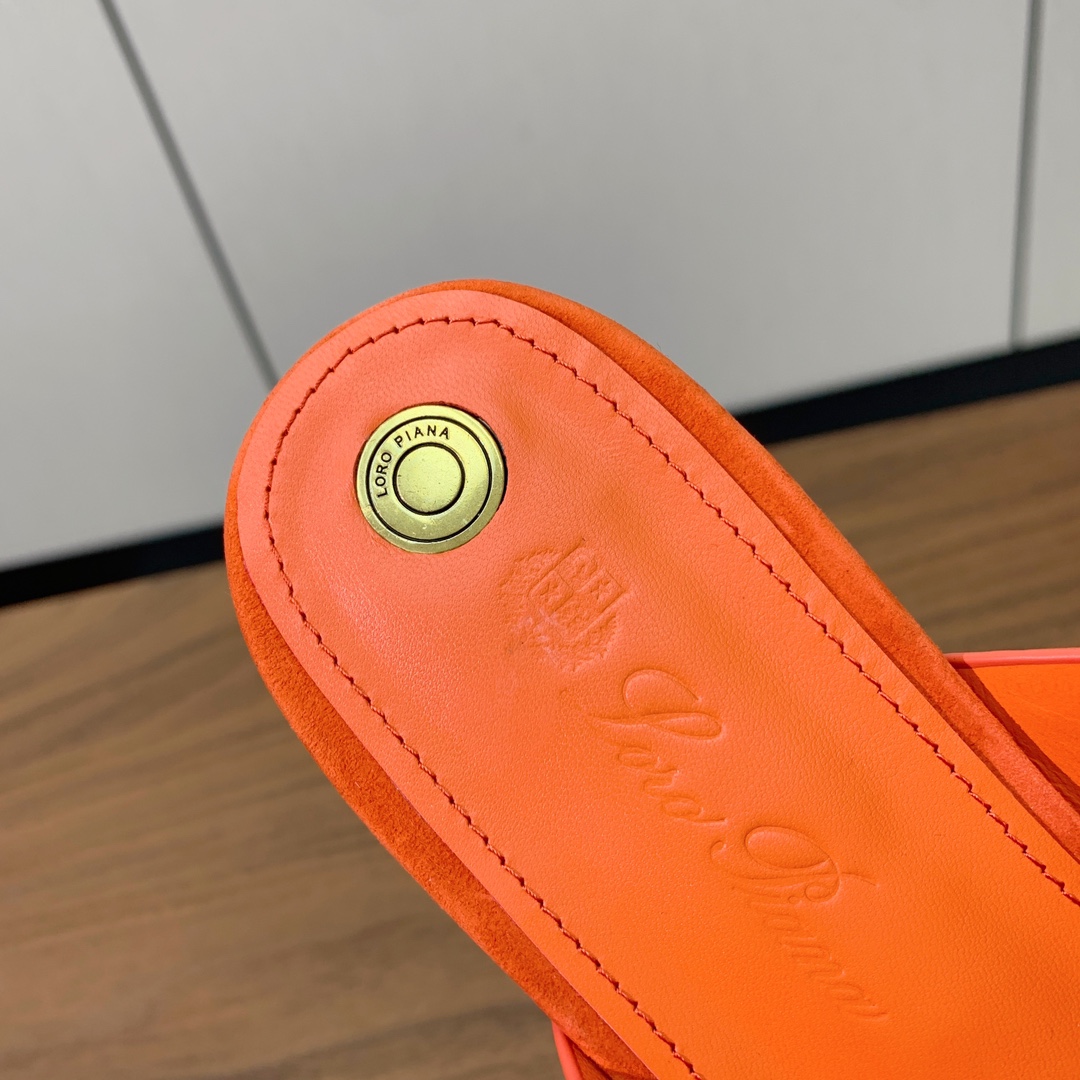 【Loro Piana】经典复古绝美平底拖鞋。简约即时髦、松弛的高级感。感受夏日感高级穿搭。面料羊京，内