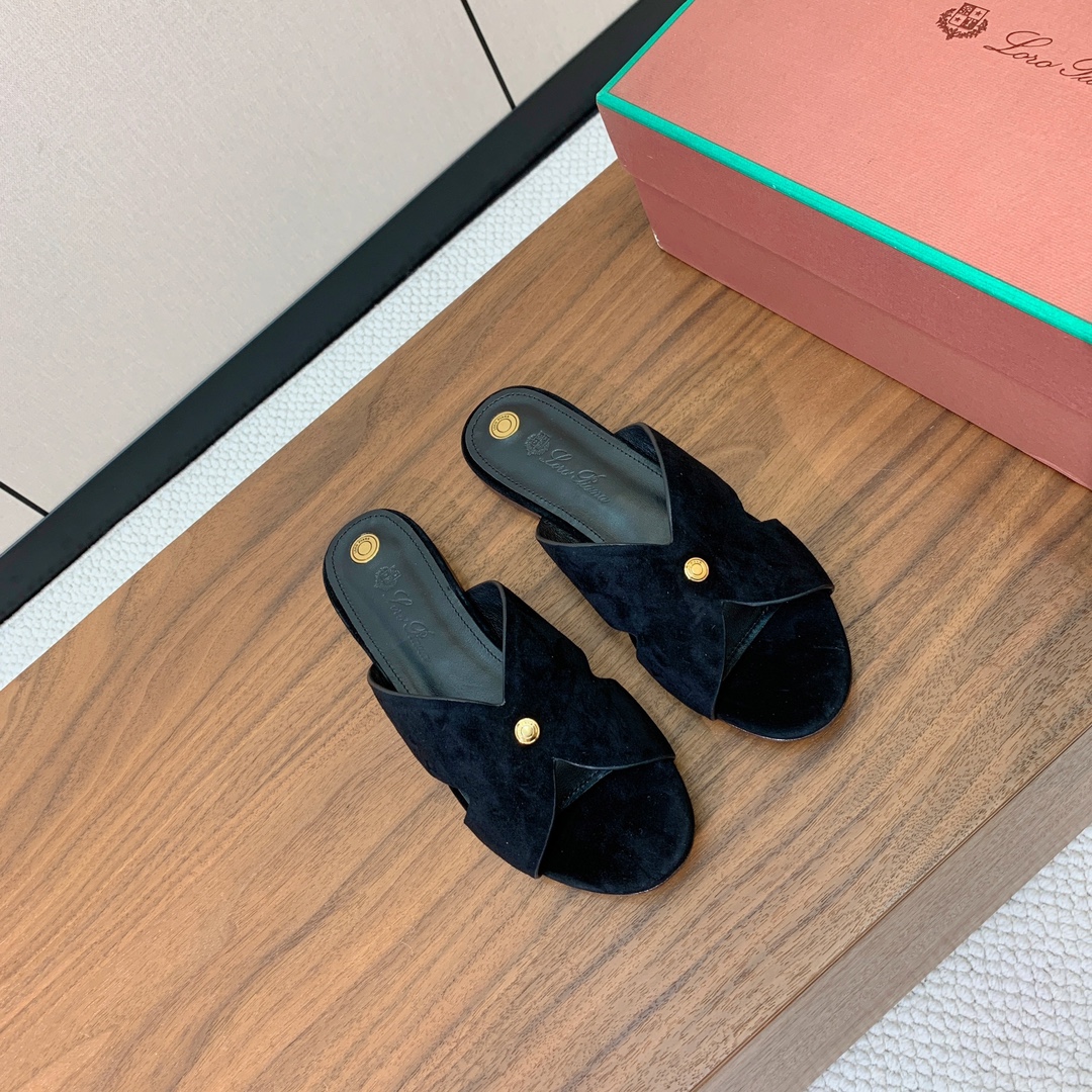 【Loro Piana】经典复古绝美平底拖鞋。简约即时髦、松弛的高级感。感受夏日感高级穿搭。面料羊京，内