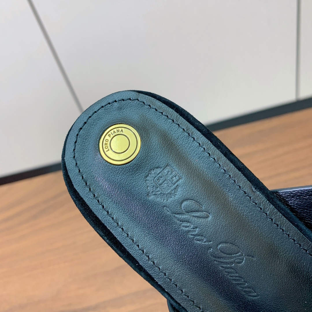 【Loro Piana】经典复古绝美平底拖鞋。简约即时髦、松弛的高级感。感受夏日感高级穿搭。面料羊京，内