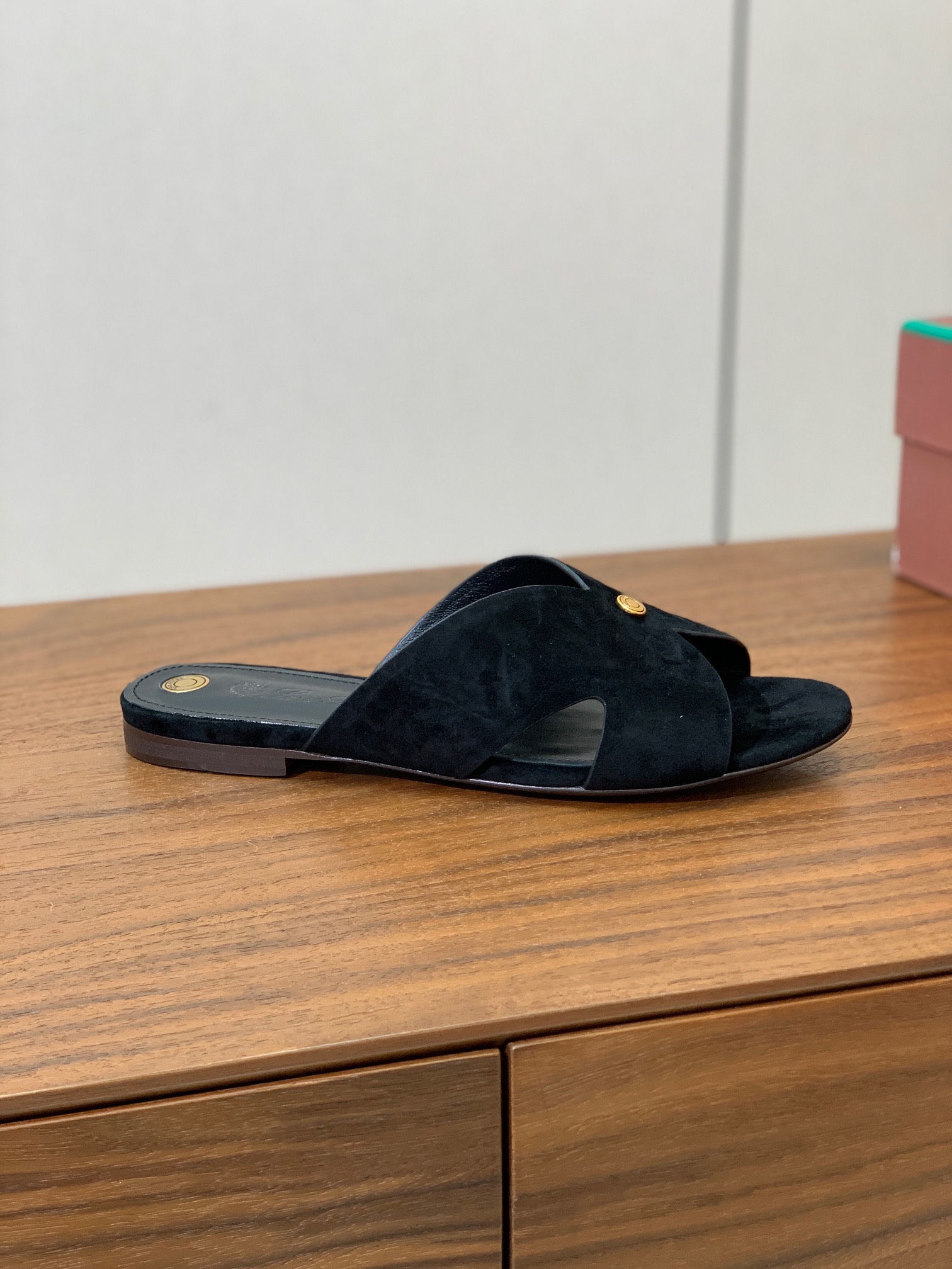 【Loro Piana】经典复古绝美平底拖鞋。简约即时髦、松弛的高级感。感受夏日感高级穿搭。面料羊京，内