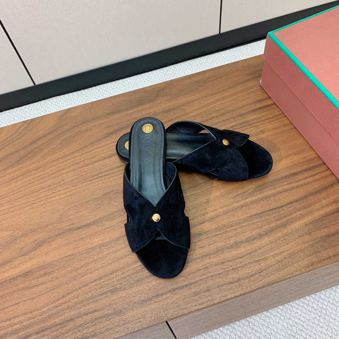 【Loro Piana】经典复古绝美平底拖鞋。简约即时髦、松弛的高级感。感受夏日感高级穿搭。面料羊京，内