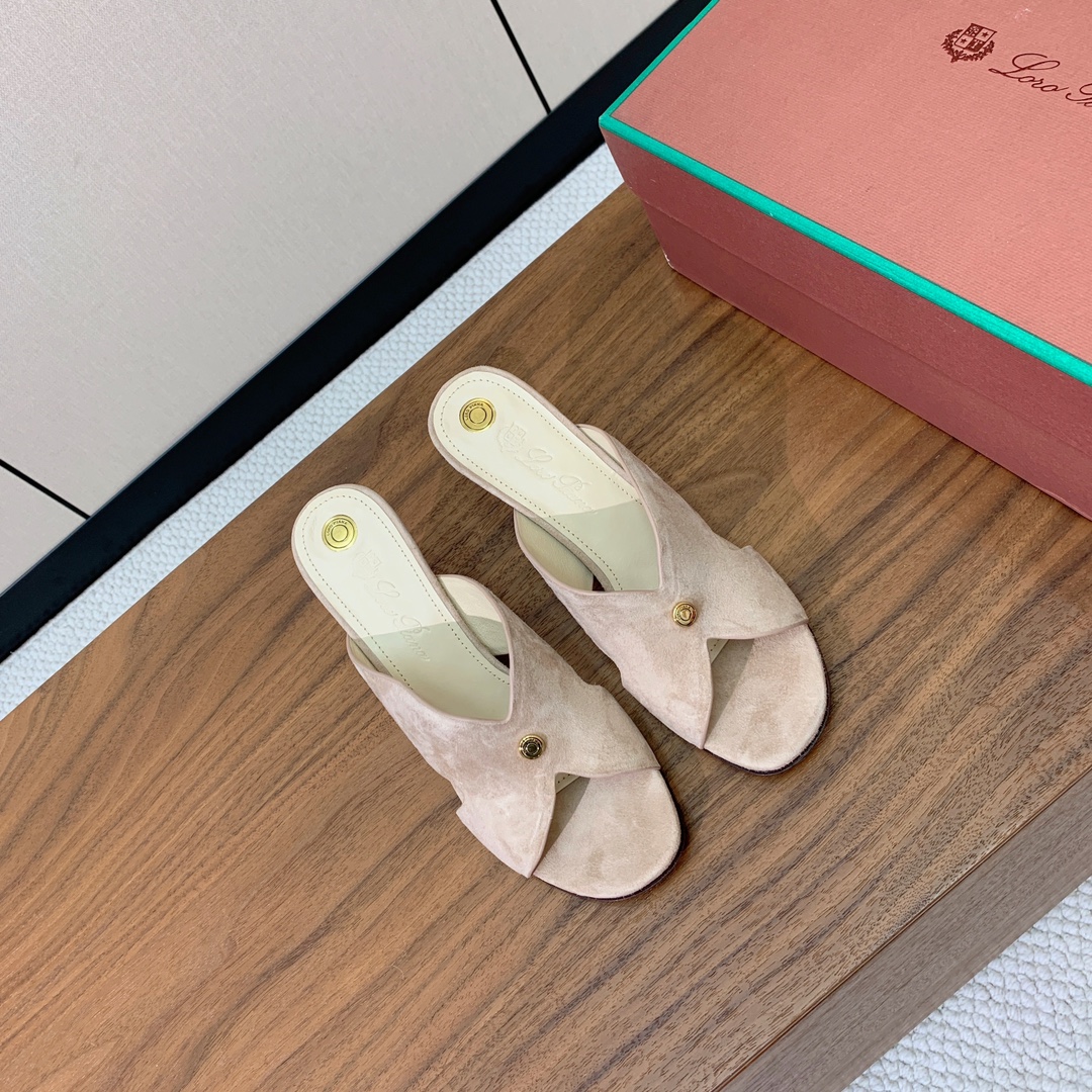 【Loro Piana】经典复古绝美坡跟拖鞋。简约即时髦、松弛的高级感。感受夏日感高级穿搭。面料羊京，内