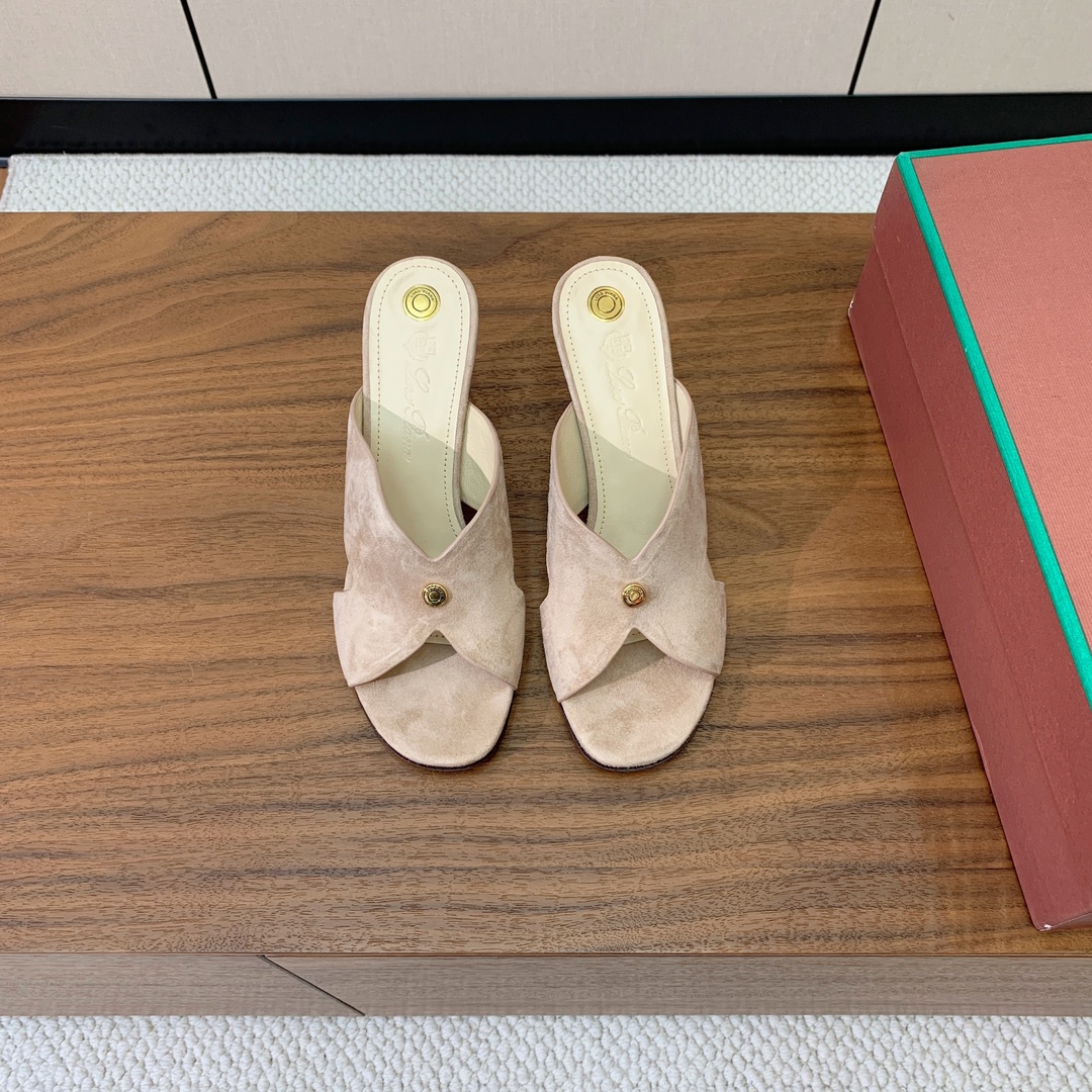 【Loro Piana】经典复古绝美坡跟拖鞋。简约即时髦、松弛的高级感。感受夏日感高级穿搭。面料羊京，内