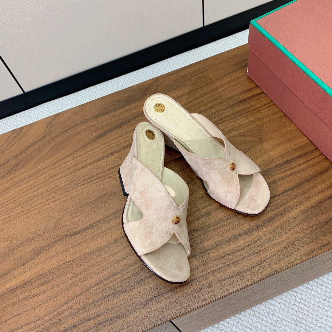 【Loro Piana】经典复古绝美坡跟拖鞋。简约即时髦、松弛的高级感。感受夏日感高级穿搭。面料羊京，内