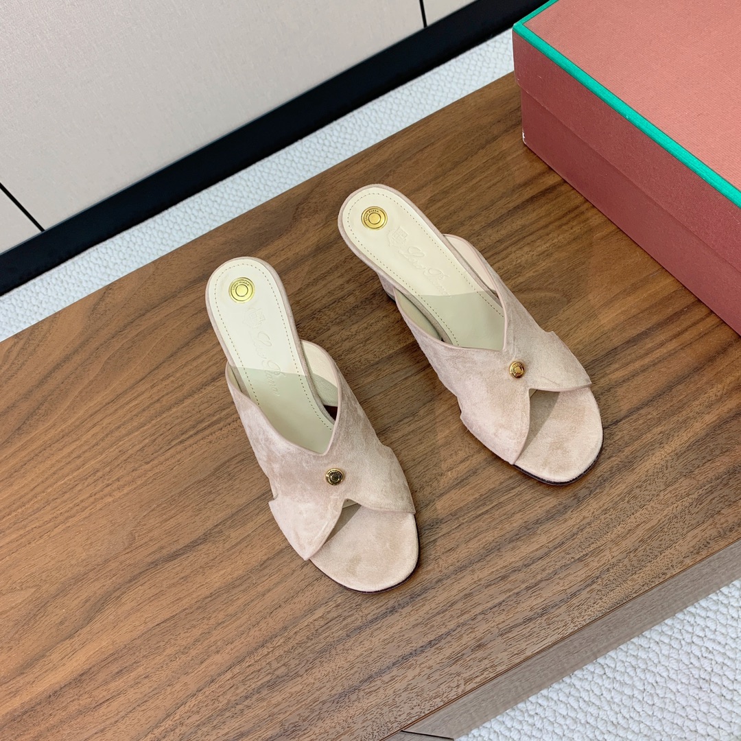 【Loro Piana】经典复古绝美坡跟拖鞋。简约即时髦、松弛的高级感。感受夏日感高级穿搭。面料羊京，内