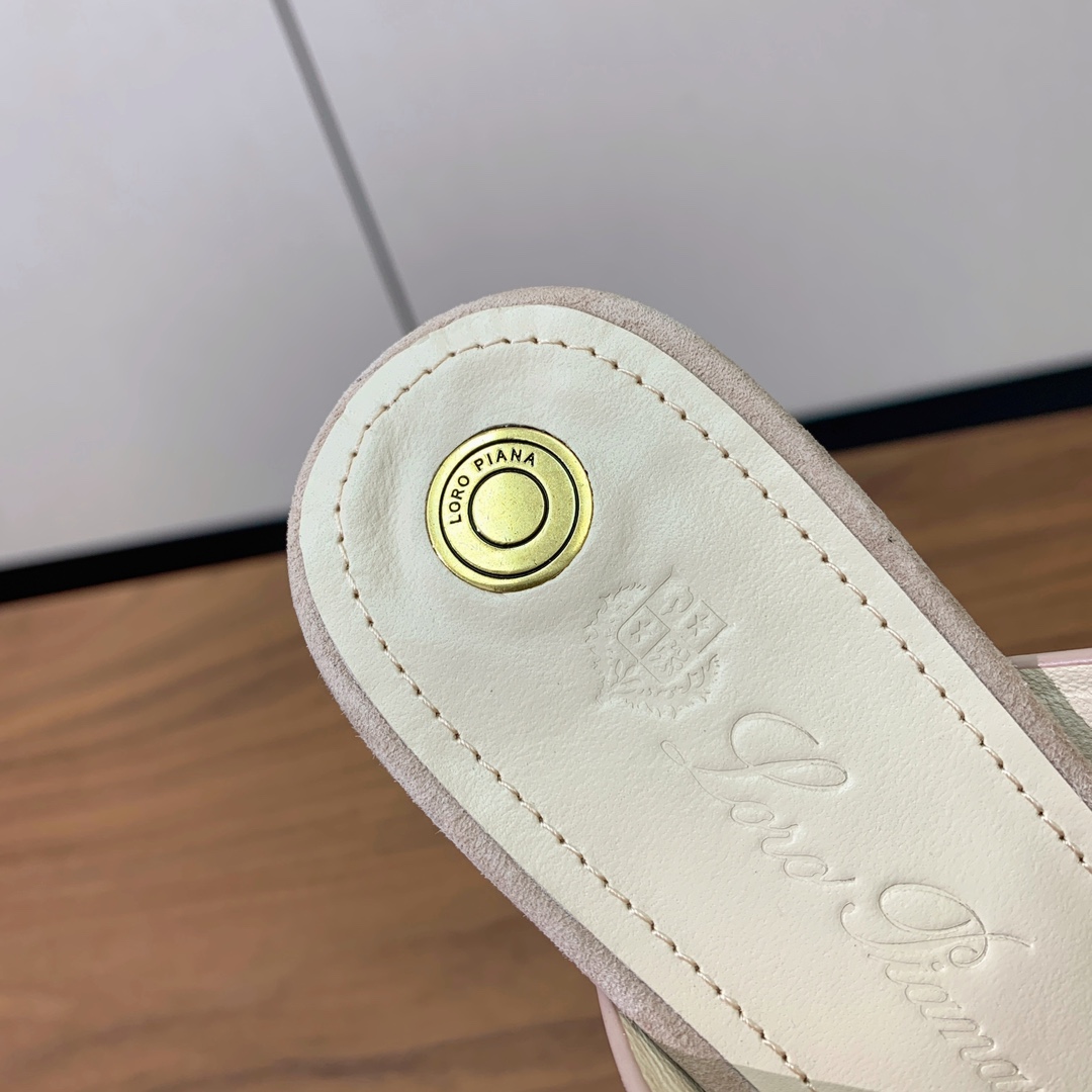 【Loro Piana】经典复古绝美坡跟拖鞋。简约即时髦、松弛的高级感。感受夏日感高级穿搭。面料羊京，内