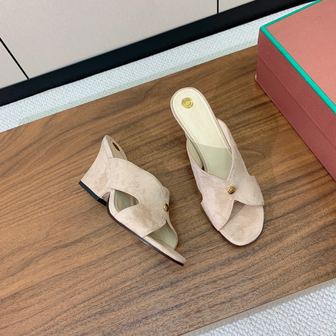 【Loro Piana】经典复古绝美坡跟拖鞋。简约即时髦、松弛的高级感。感受夏日感高级穿搭。面料羊京，内