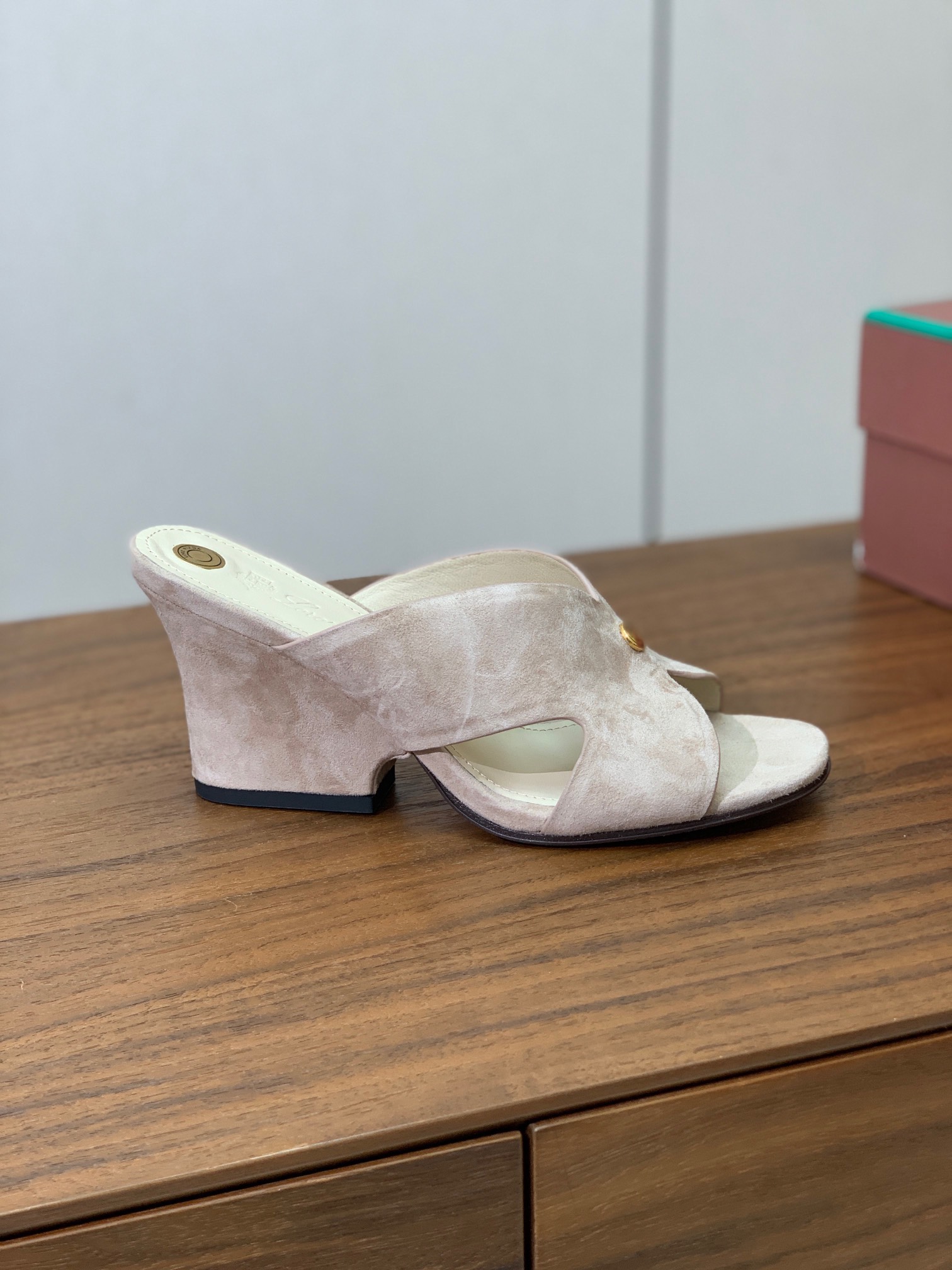 【Loro Piana】经典复古绝美坡跟拖鞋。简约即时髦、松弛的高级感。感受夏日感高级穿搭。面料羊京，内