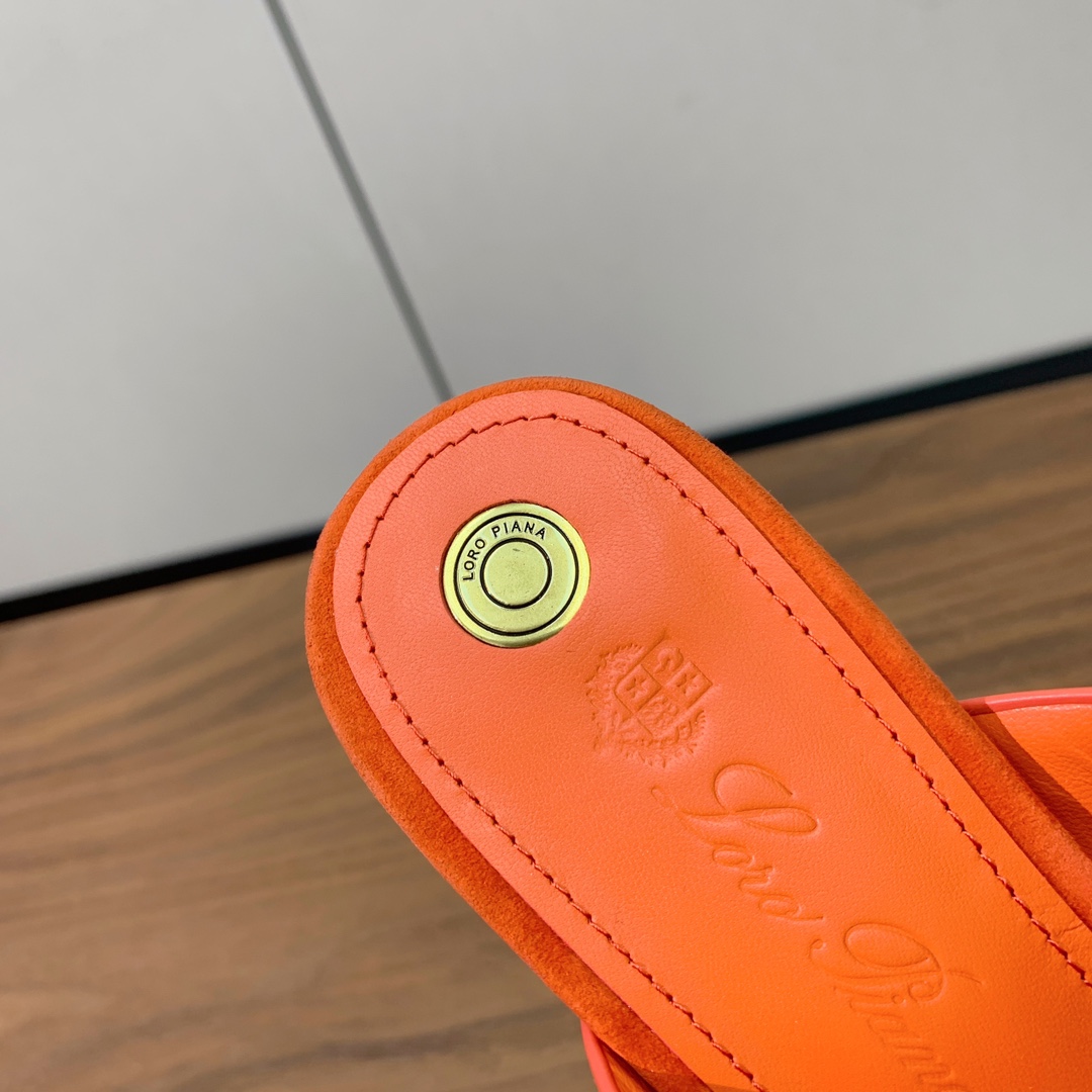 【Loro Piana】经典复古绝美坡跟拖鞋。简约即时髦、松弛的高级感。感受夏日感高级穿搭。面料羊京，内