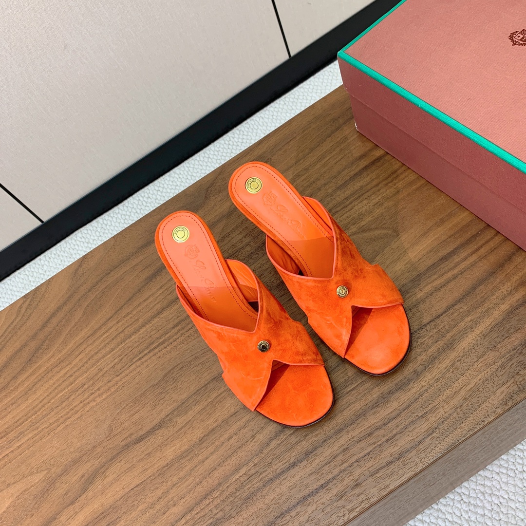 【Loro Piana】经典复古绝美坡跟拖鞋。简约即时髦、松弛的高级感。感受夏日感高级穿搭。面料羊京，内