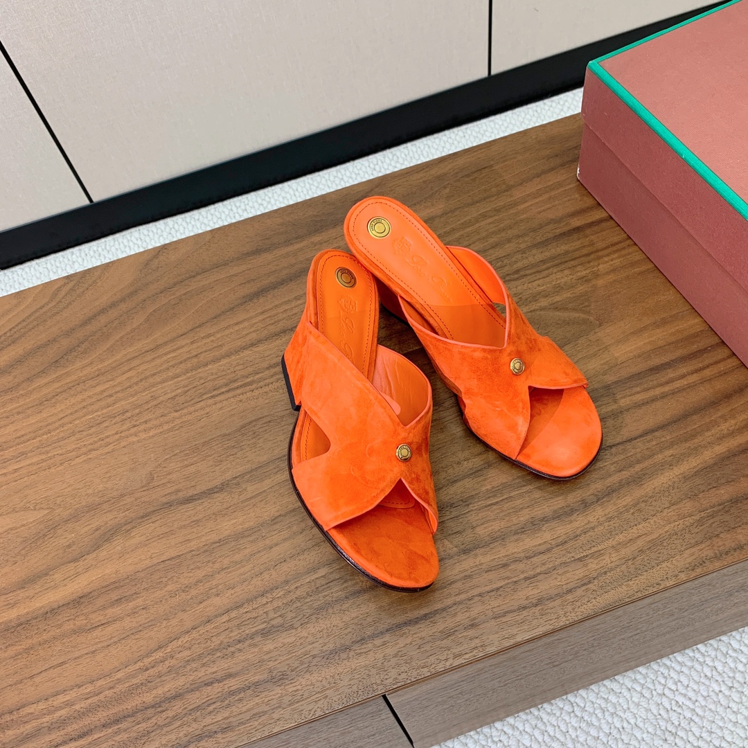 【Loro Piana】经典复古绝美坡跟拖鞋。简约即时髦、松弛的高级感。感受夏日感高级穿搭。面料羊京，内