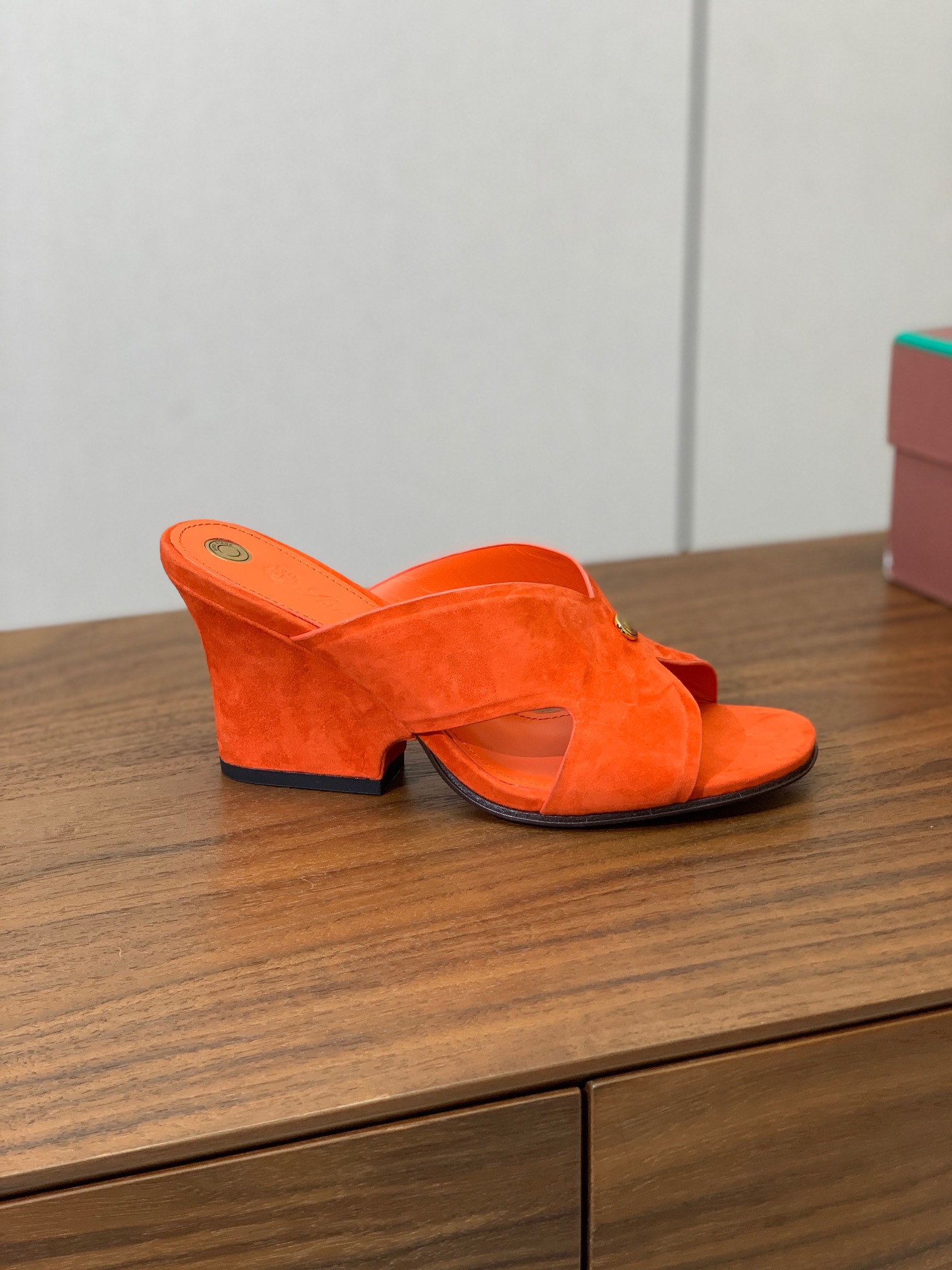 【Loro Piana】经典复古绝美坡跟拖鞋。简约即时髦、松弛的高级感。感受夏日感高级穿搭。面料羊京，内