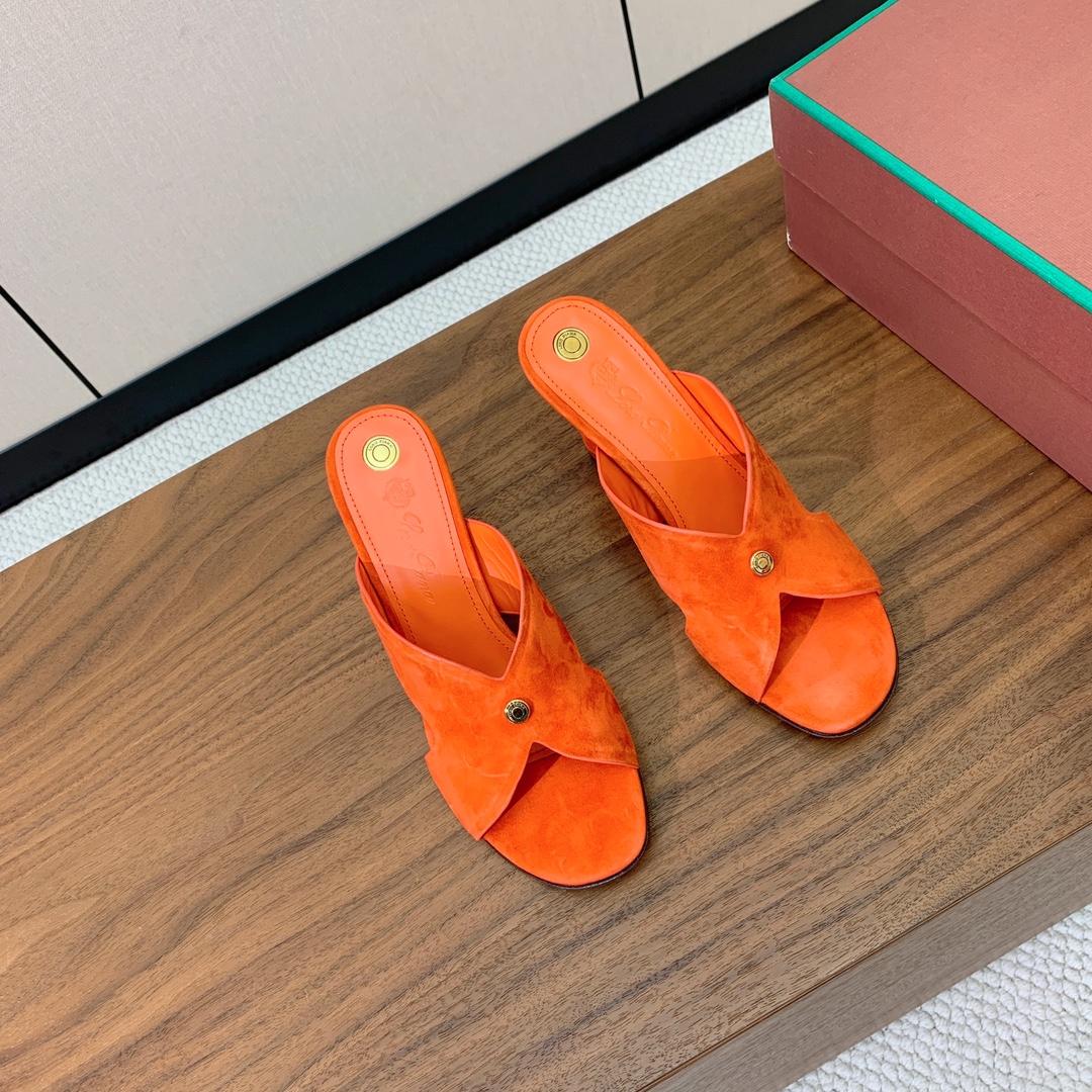 【Loro Piana】经典复古绝美坡跟拖鞋。简约即时髦、松弛的高级感。感受夏日感高级穿搭。面料羊京，内