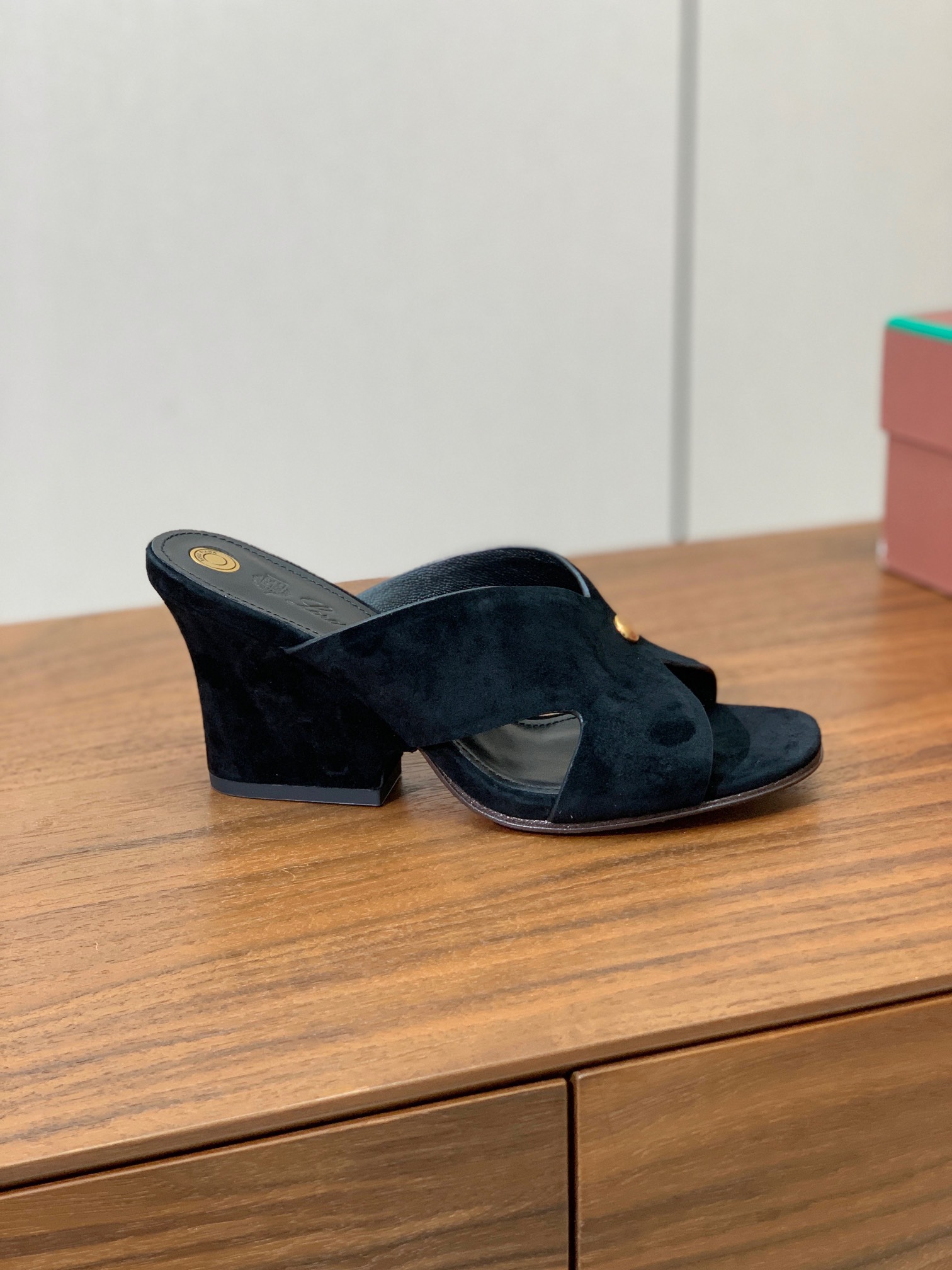 【Loro Piana】经典复古绝美坡跟拖鞋。简约即时髦、松弛的高级感。感受夏日感高级穿搭。面料羊京，内