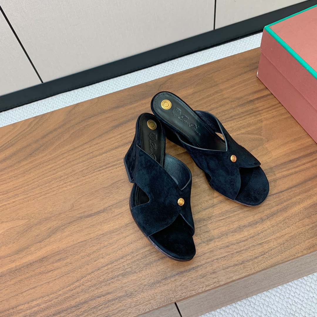 【Loro Piana】经典复古绝美坡跟拖鞋。简约即时髦、松弛的高级感。感受夏日感高级穿搭。面料羊京，内
