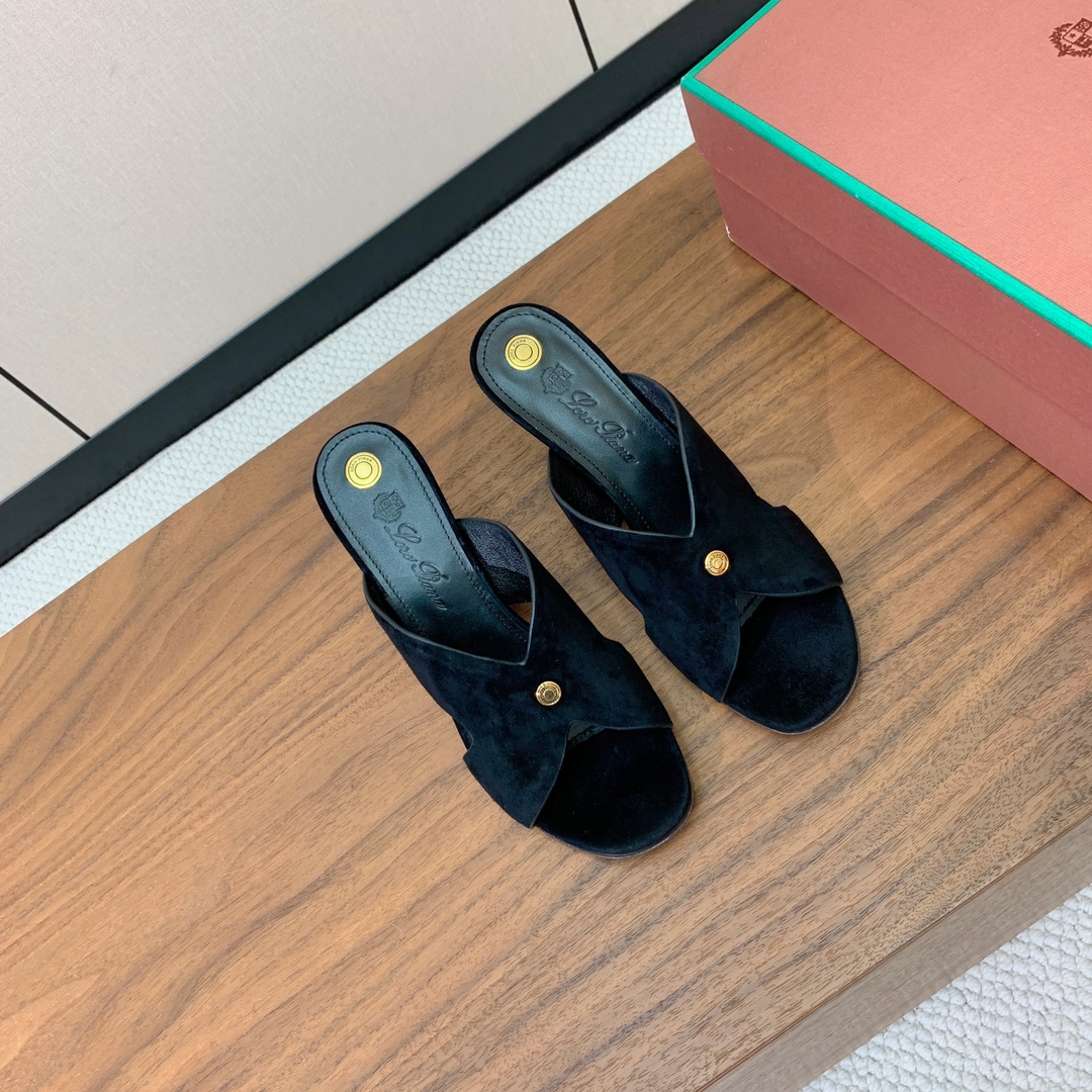 【Loro Piana】经典复古绝美坡跟拖鞋。简约即时髦、松弛的高级感。感受夏日感高级穿搭。面料羊京，内