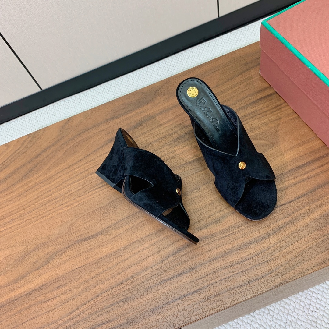 【Loro Piana】经典复古绝美坡跟拖鞋。简约即时髦、松弛的高级感。感受夏日感高级穿搭。面料羊京，内