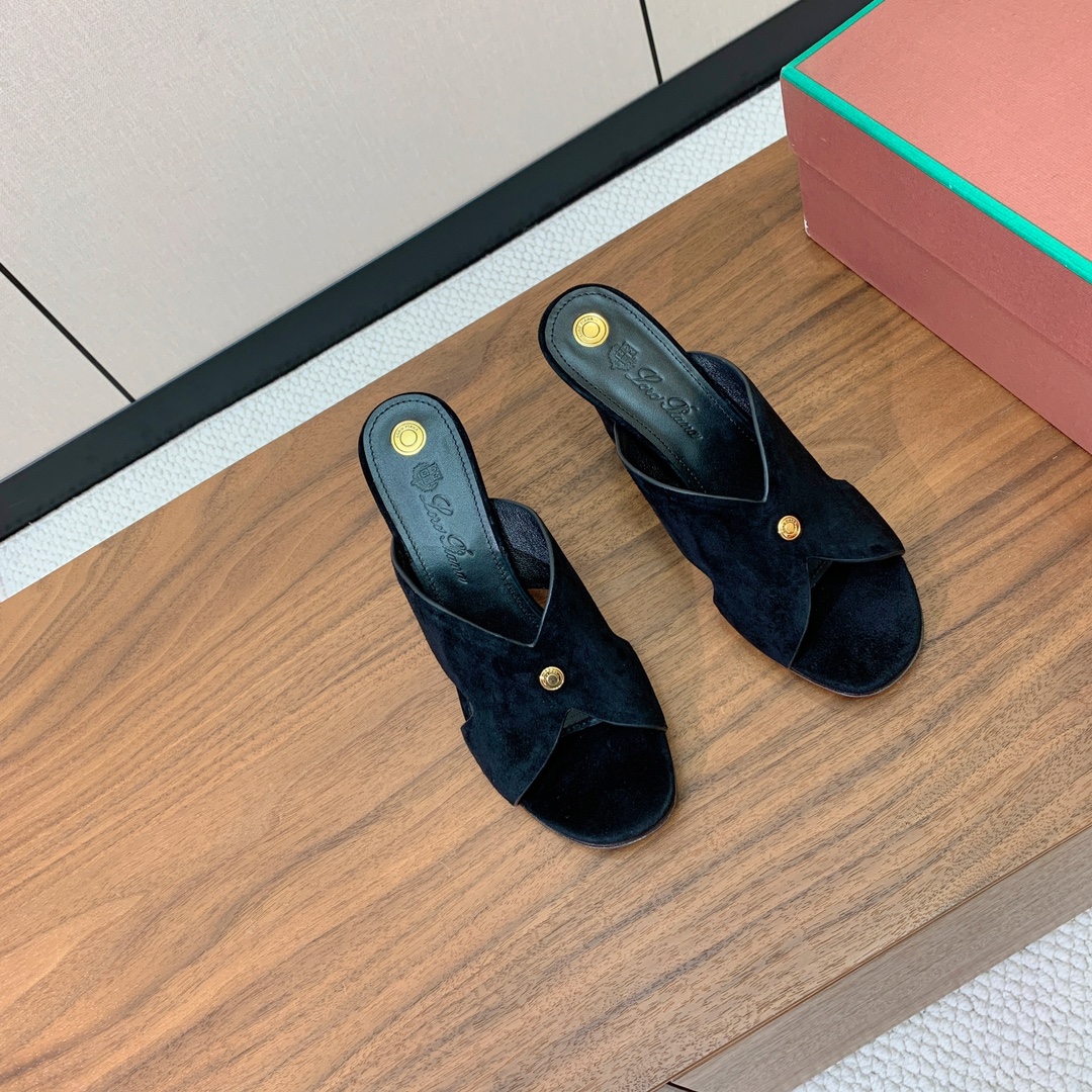 【Loro Piana】经典复古绝美坡跟拖鞋。简约即时髦、松弛的高级感。感受夏日感高级穿搭。面料羊京，内