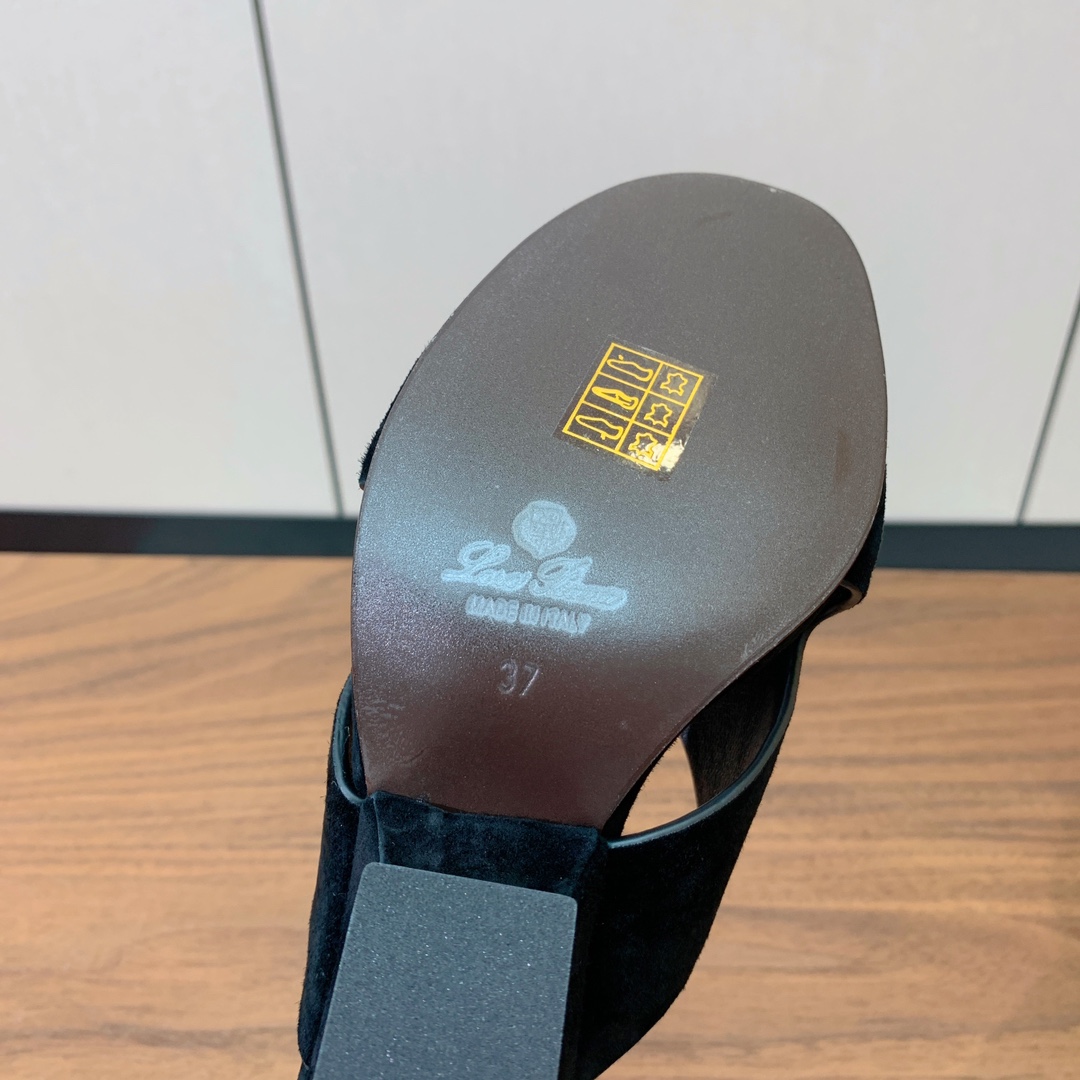 【Loro Piana】经典复古绝美坡跟拖鞋。简约即时髦、松弛的高级感。感受夏日感高级穿搭。面料羊京，内