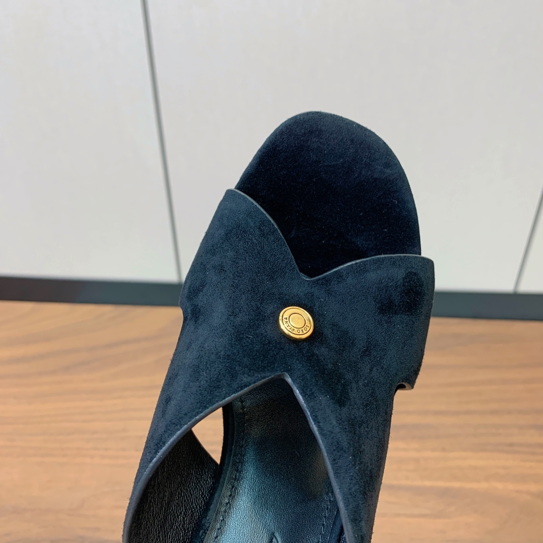 【Loro Piana】经典复古绝美坡跟拖鞋。简约即时髦、松弛的高级感。感受夏日感高级穿搭。面料羊京，内