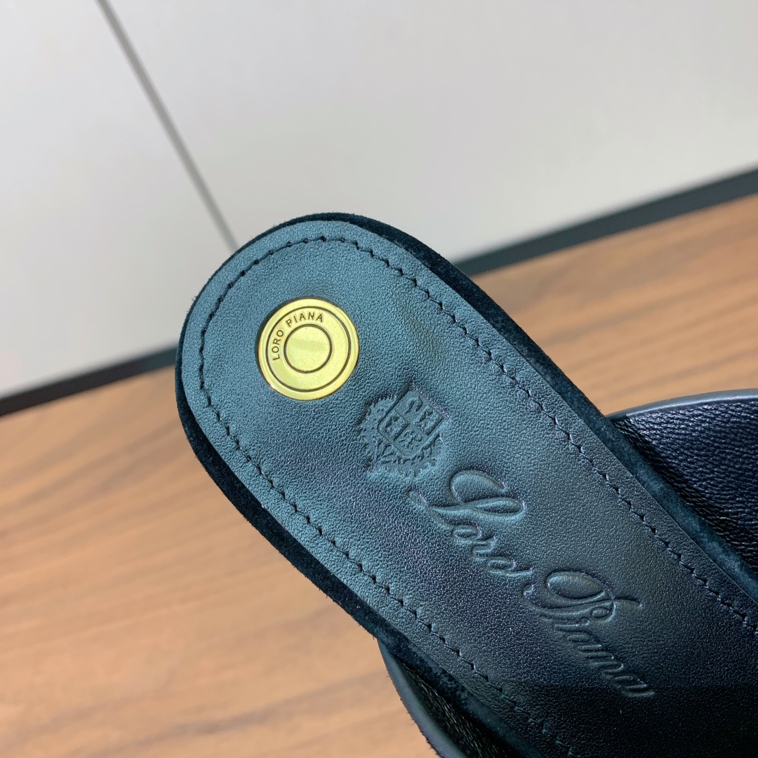 【Loro Piana】经典复古绝美坡跟拖鞋。简约即时髦、松弛的高级感。感受夏日感高级穿搭。面料羊京，内