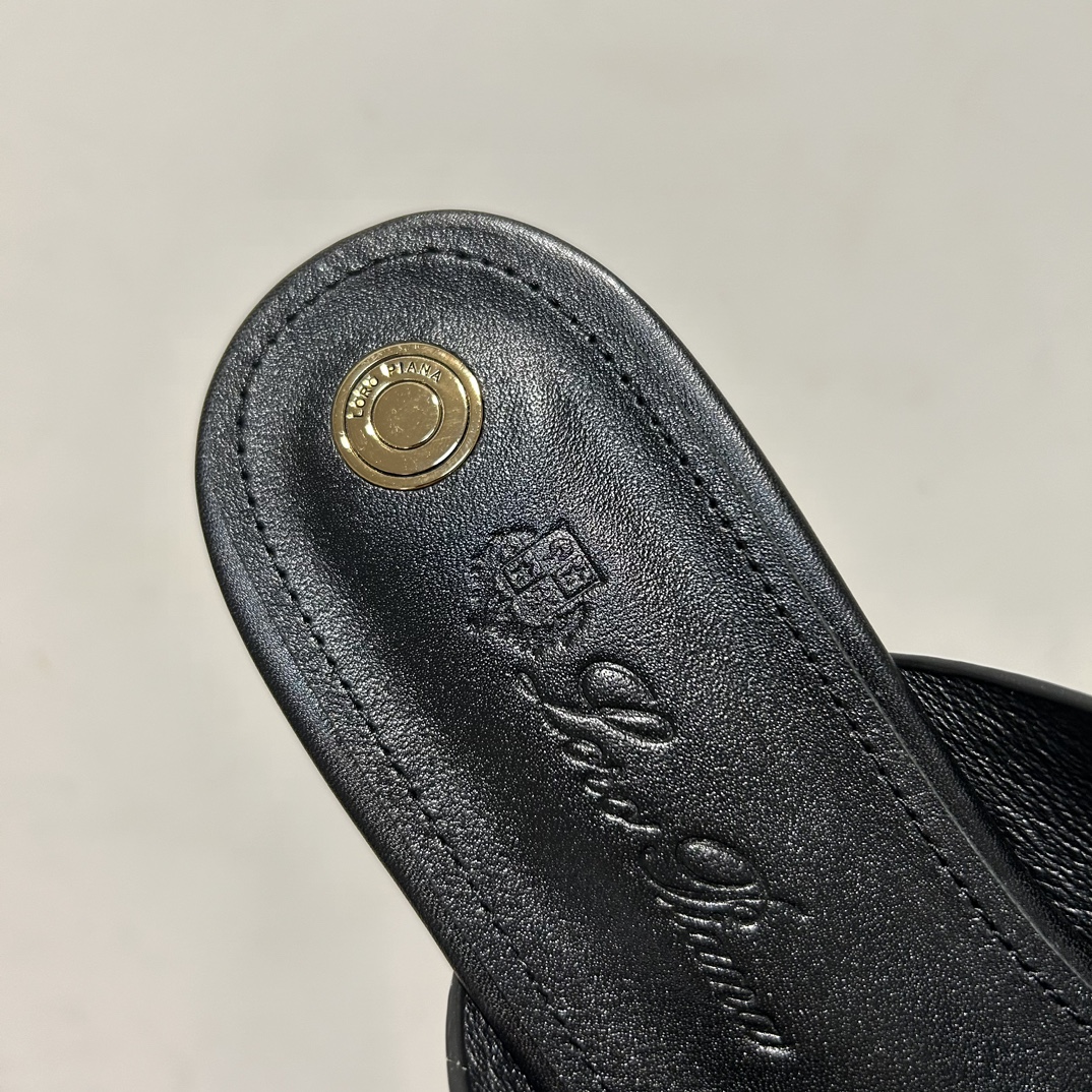 【Loro Piana】经典复古绝美平底拖鞋。简约即时髦、松弛的高级感。感受夏日感高级穿搭。面料采用原版
