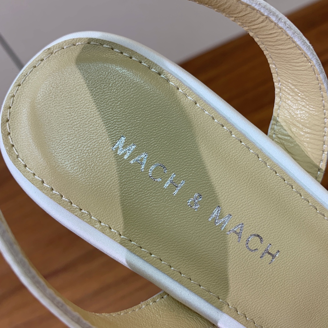 【Mach＆Mach】蕾丝钻面单鞋。可咸可甜，随意搭配，美到极致。鞋面蕾丝网，羊皮垫脚。真皮大底。跟高5