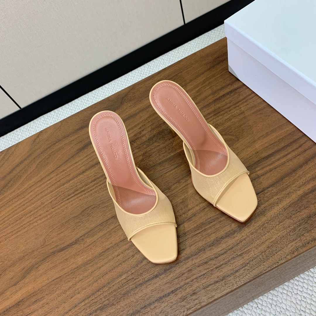【Amina Muaddi】 蕾丝网面拖鞋。蕾丝面料，细腻柔美，仿佛穿上了春天的浪漫。羊皮垫脚，注塑真皮