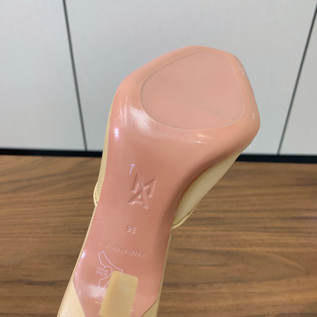 【Amina Muaddi】 蕾丝网面拖鞋。蕾丝面料，细腻柔美，仿佛穿上了春天的浪漫。羊皮垫脚，注塑真皮