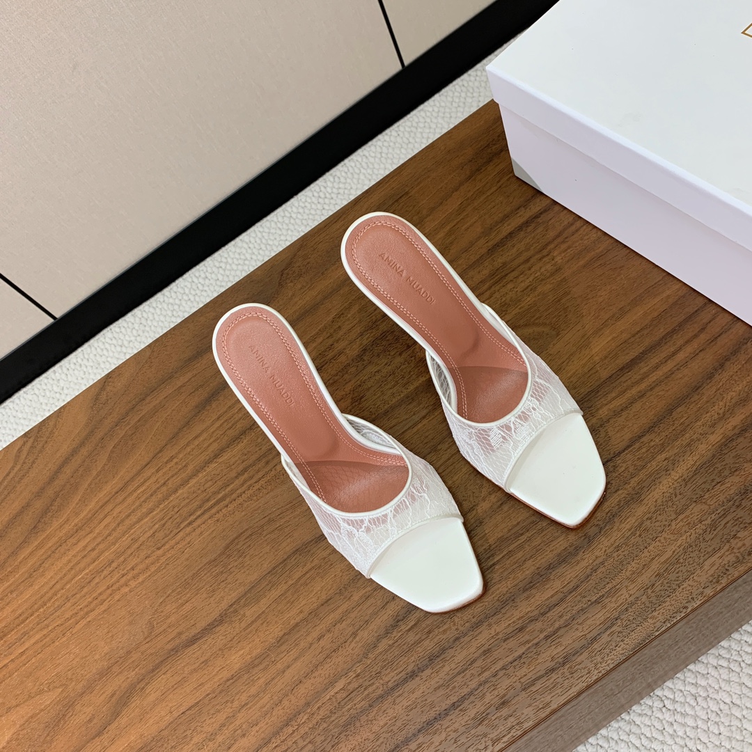 【Amina Muaddi】 蕾丝网面拖鞋。蕾丝面料，细腻柔美，仿佛穿上了春天的浪漫。羊皮垫脚，注塑真皮