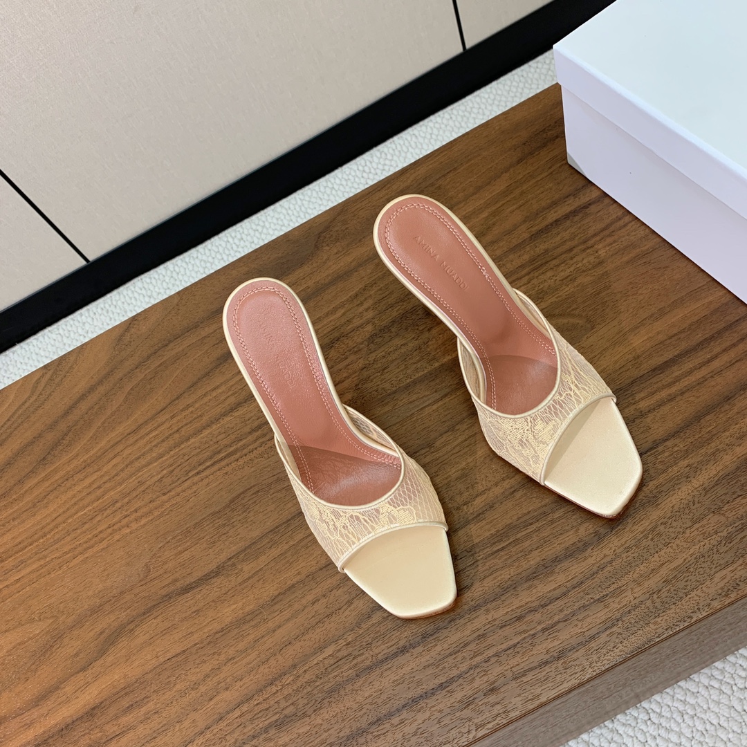【Amina Muaddi】 蕾丝网面拖鞋。蕾丝面料，细腻柔美，仿佛穿上了春天的浪漫。羊皮垫脚，注塑真皮