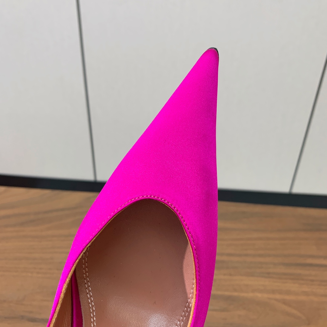 【Amina Muaddi】后空尖头单鞋。简约气质款。鞋面真丝、豹纹、漆皮。羊皮垫脚、注塑真皮大底。跟高