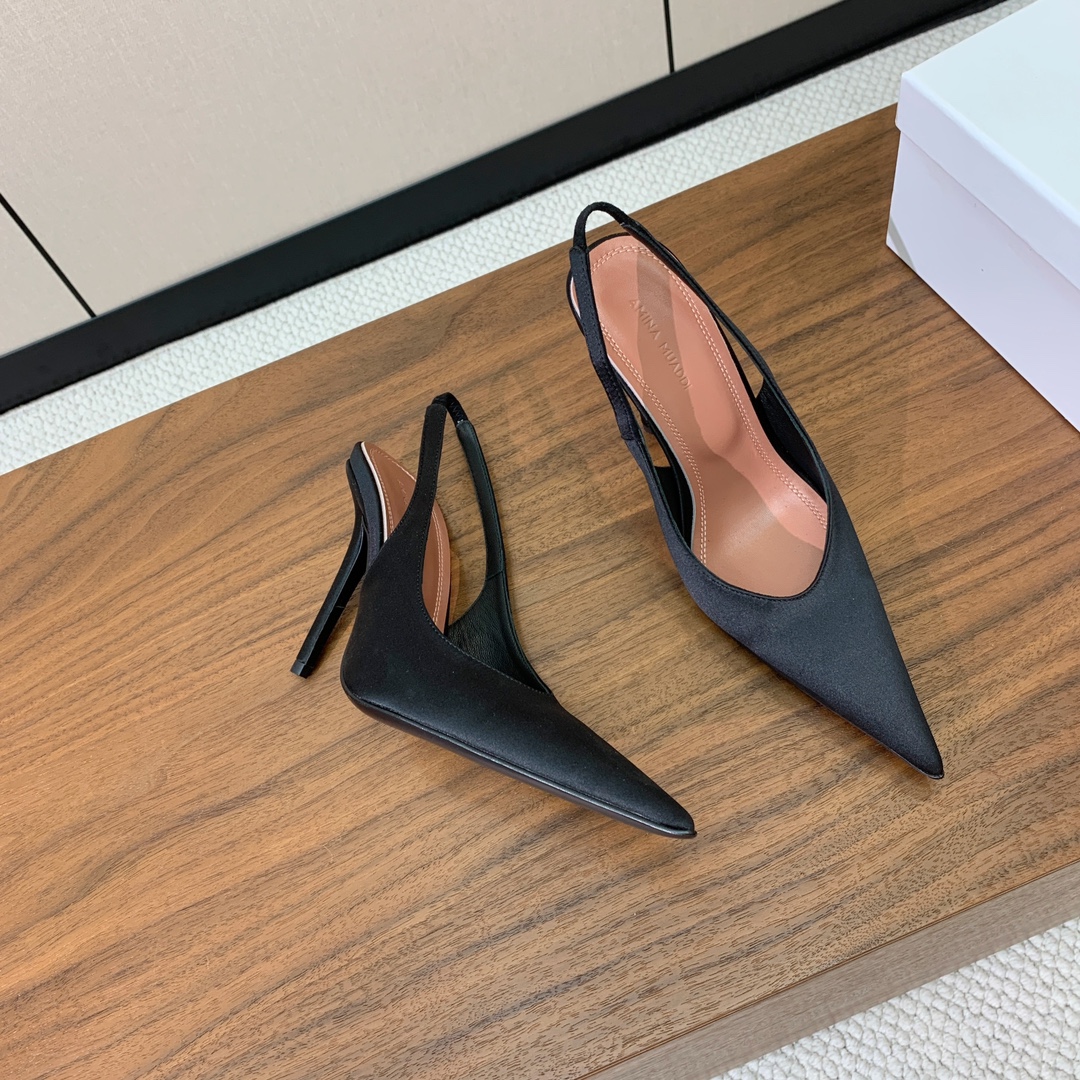 【Amina Muaddi】后空尖头单鞋。简约气质款。鞋面真丝、豹纹、漆皮。羊皮垫脚、注塑真皮大底。跟高