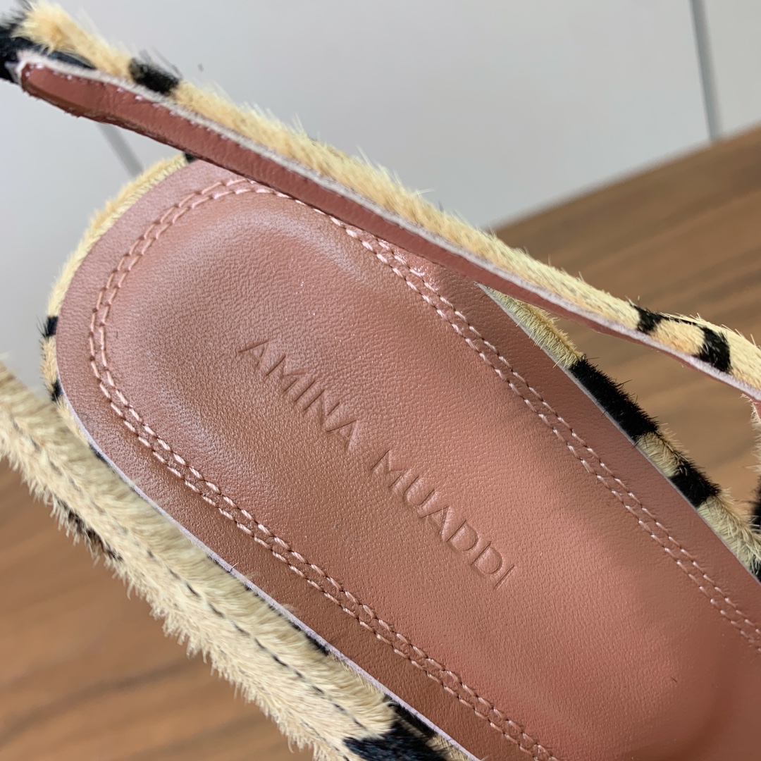 【Amina Muaddi】后空尖头单鞋。简约气质款。鞋面真丝、豹纹、漆皮。羊皮垫脚、注塑真皮大底。跟高