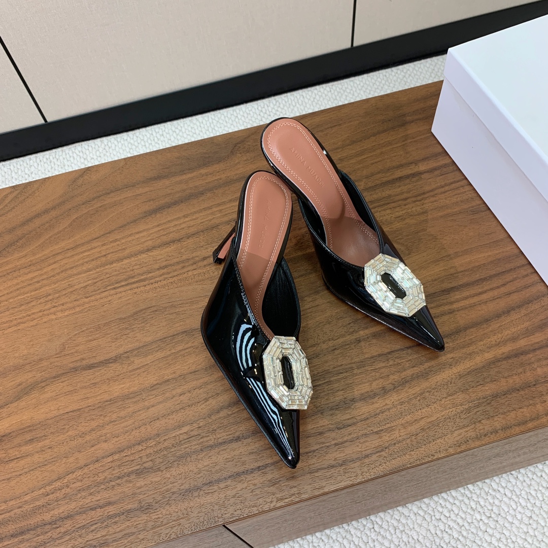 【Amina Muaddi】钻扣尖头半拖。简约气质款。鞋面漆皮、真丝。羊皮垫脚、注塑真皮大底。跟高10c