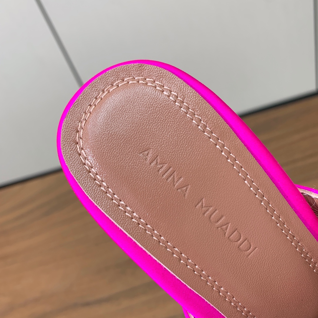 【Amina Muaddi】钻扣尖头半拖。简约气质款。鞋面漆皮、真丝。羊皮垫脚、注塑真皮大底。跟高10c