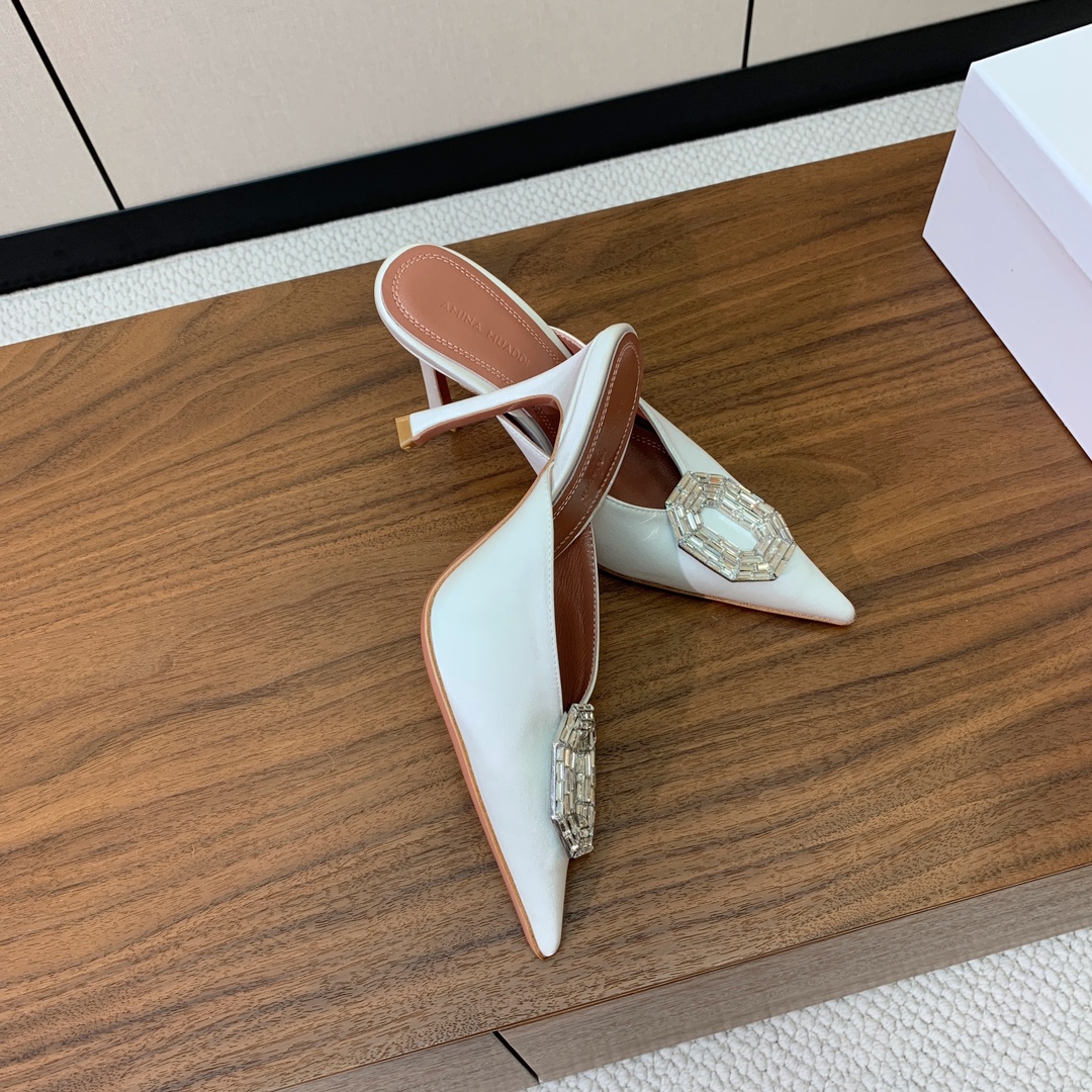 【Amina Muaddi】钻扣尖头半拖。简约气质款。鞋面漆皮、真丝。羊皮垫脚、注塑真皮大底。跟高10c