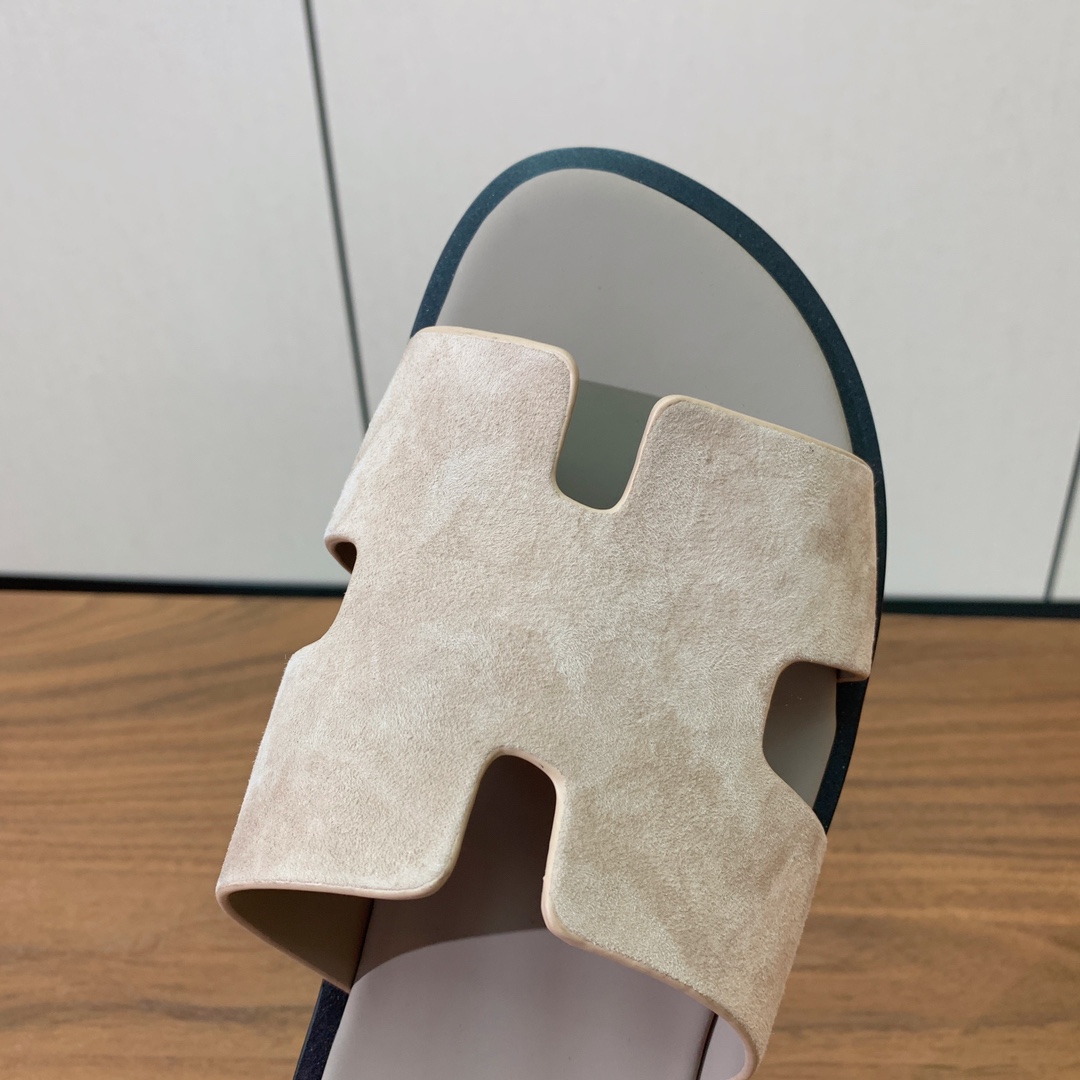 【Herm*s】情侣款H拖系列。经典简约时尚百搭，以“H”标志性图案鞋面为灵感打造休闲造型。鞋面定制进口