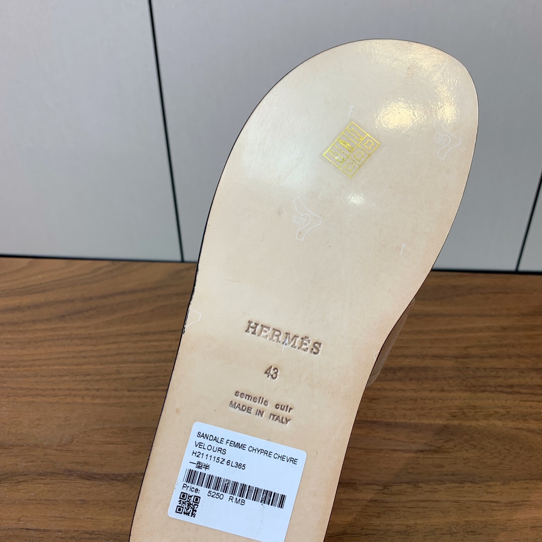 【Herm*s】情侣款H拖系列。经典简约时尚百搭，以“H”标志性图案鞋面为灵感打造休闲造型。鞋面定制进口