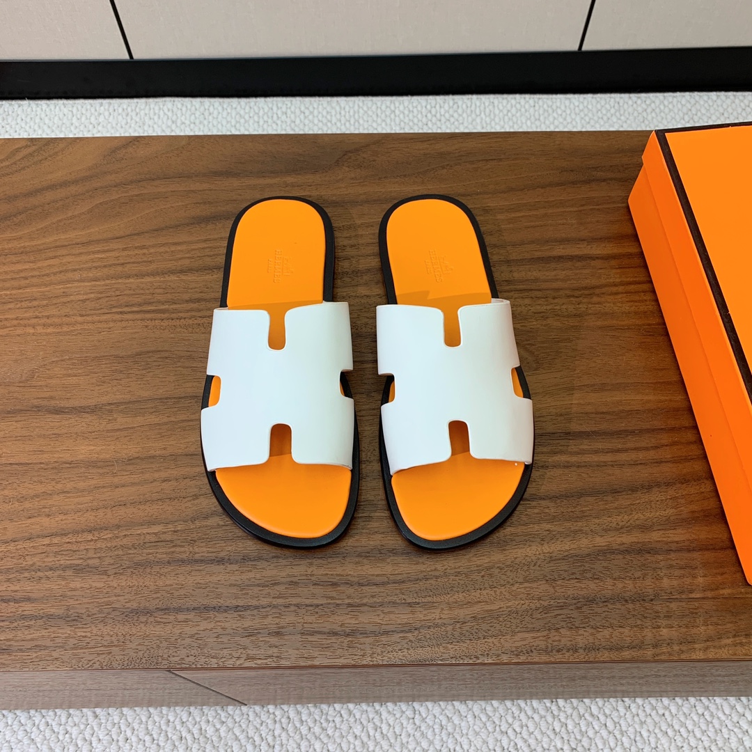 【Herm*s】情侣款H拖系列。经典简约时尚百搭，以“H”标志性图案鞋面为灵感打造休闲造型。鞋面定制进口