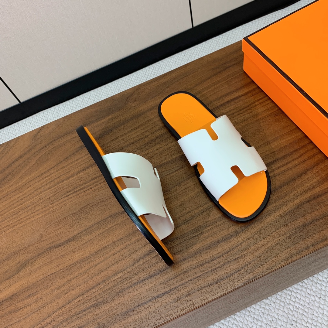 【Herm*s】情侣款H拖系列。经典简约时尚百搭，以“H”标志性图案鞋面为灵感打造休闲造型。鞋面定制进口