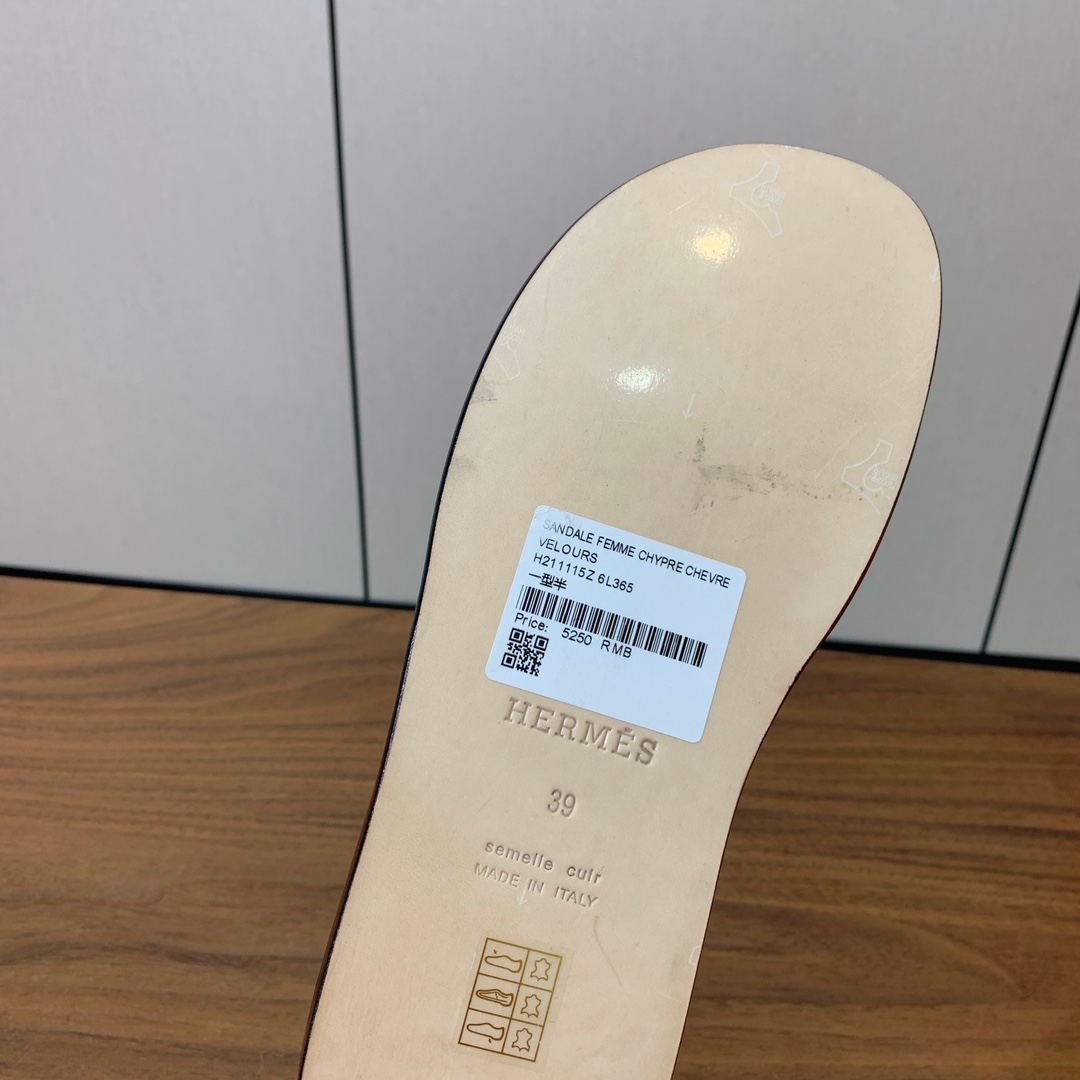 【Herm*s】情侣款H拖系列。经典简约时尚百搭，以“H”标志性图案鞋面为灵感打造休闲造型。鞋面定制进口