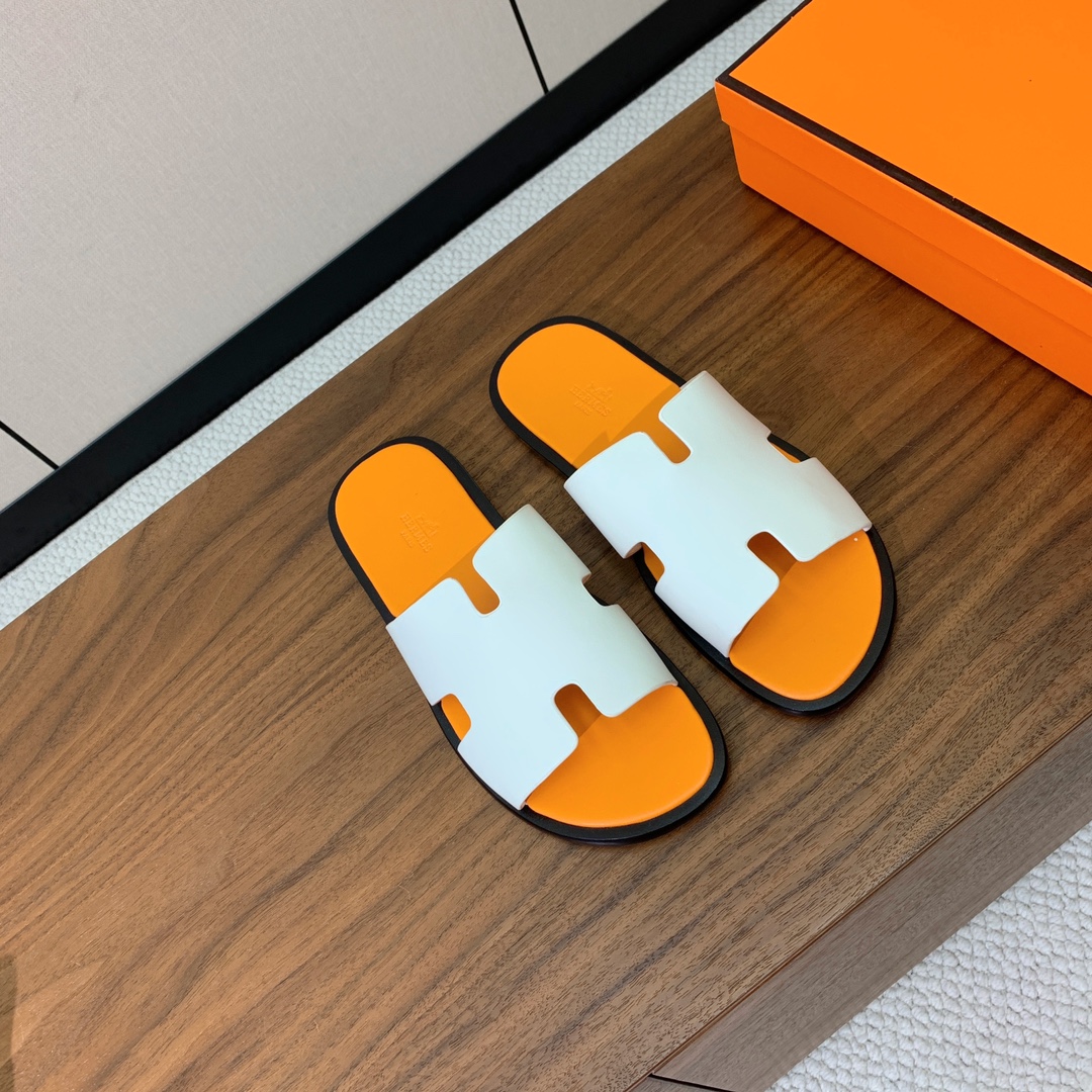 【Herm*s】情侣款H拖系列。经典简约时尚百搭，以“H”标志性图案鞋面为灵感打造休闲造型。鞋面定制进口