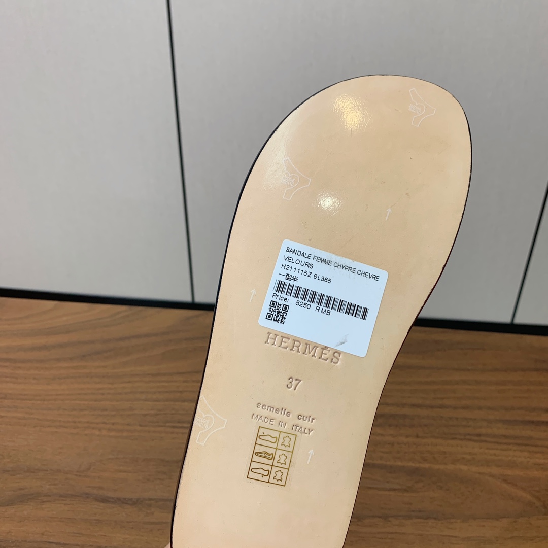 【Herm*s】情侣款H拖系列。经典简约时尚百搭，以“H”标志性图案鞋面为灵感打造休闲造型。鞋面定制进口