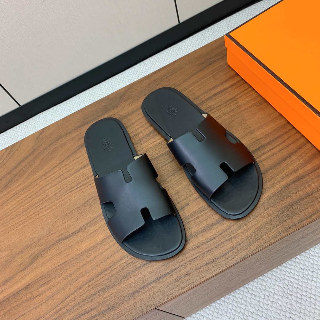 【Herm*s】情侣款H拖系列。经典简约时尚百搭，以“H”标志性图案鞋面为灵感打造休闲造型。鞋面定制进口