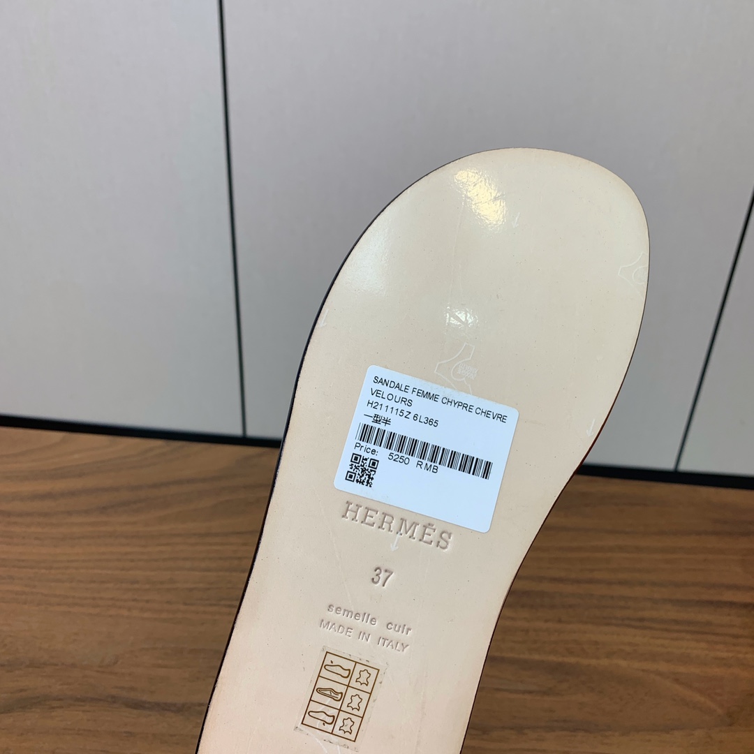 【Herm*s】情侣款H拖系列。经典简约时尚百搭，以“H”标志性图案鞋面为灵感打造休闲造型。鞋面定制进口