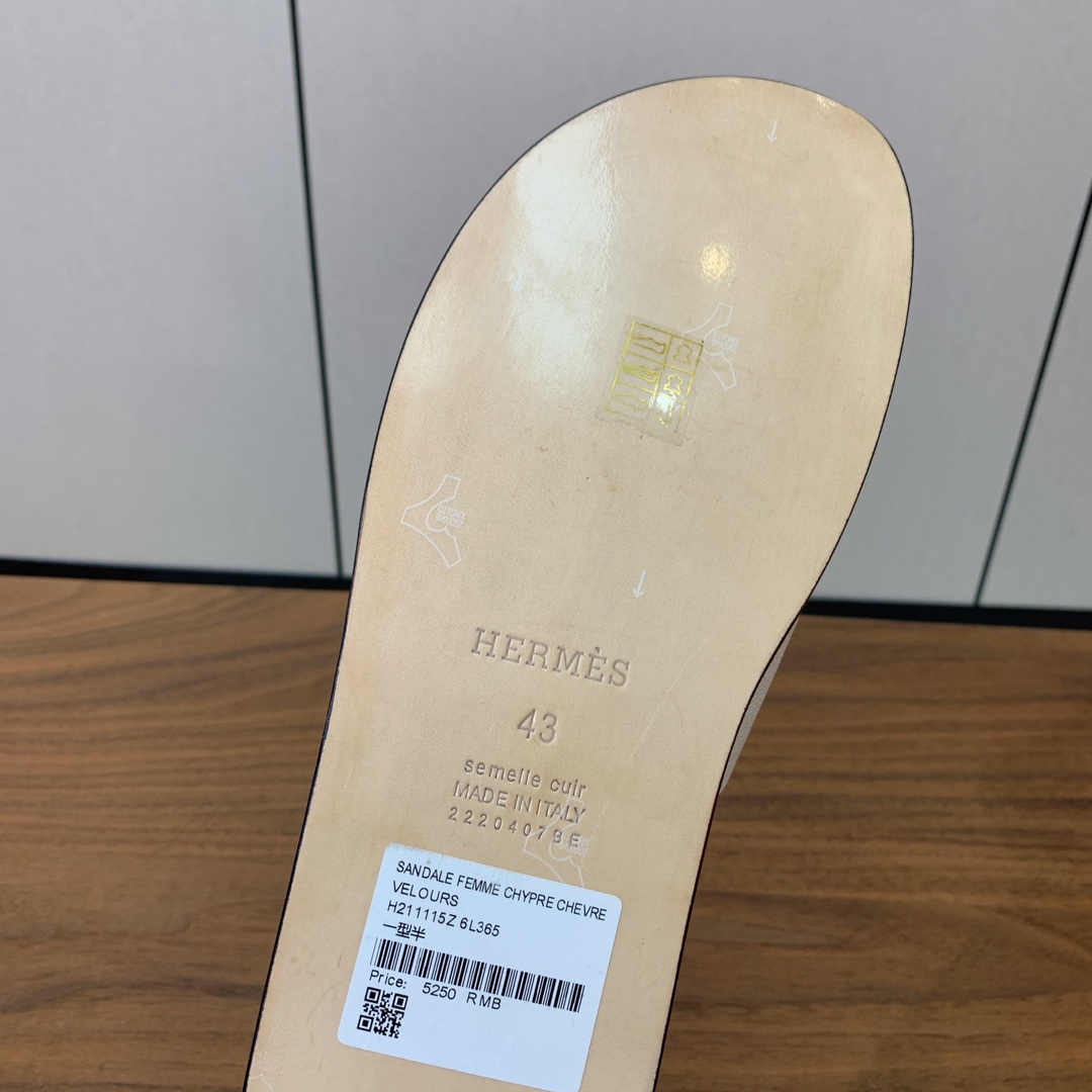 【Herm*s】情侣款H拖系列。经典简约时尚百搭，以“H”标志性图案鞋面为灵感打造休闲造型。鞋面定制进口